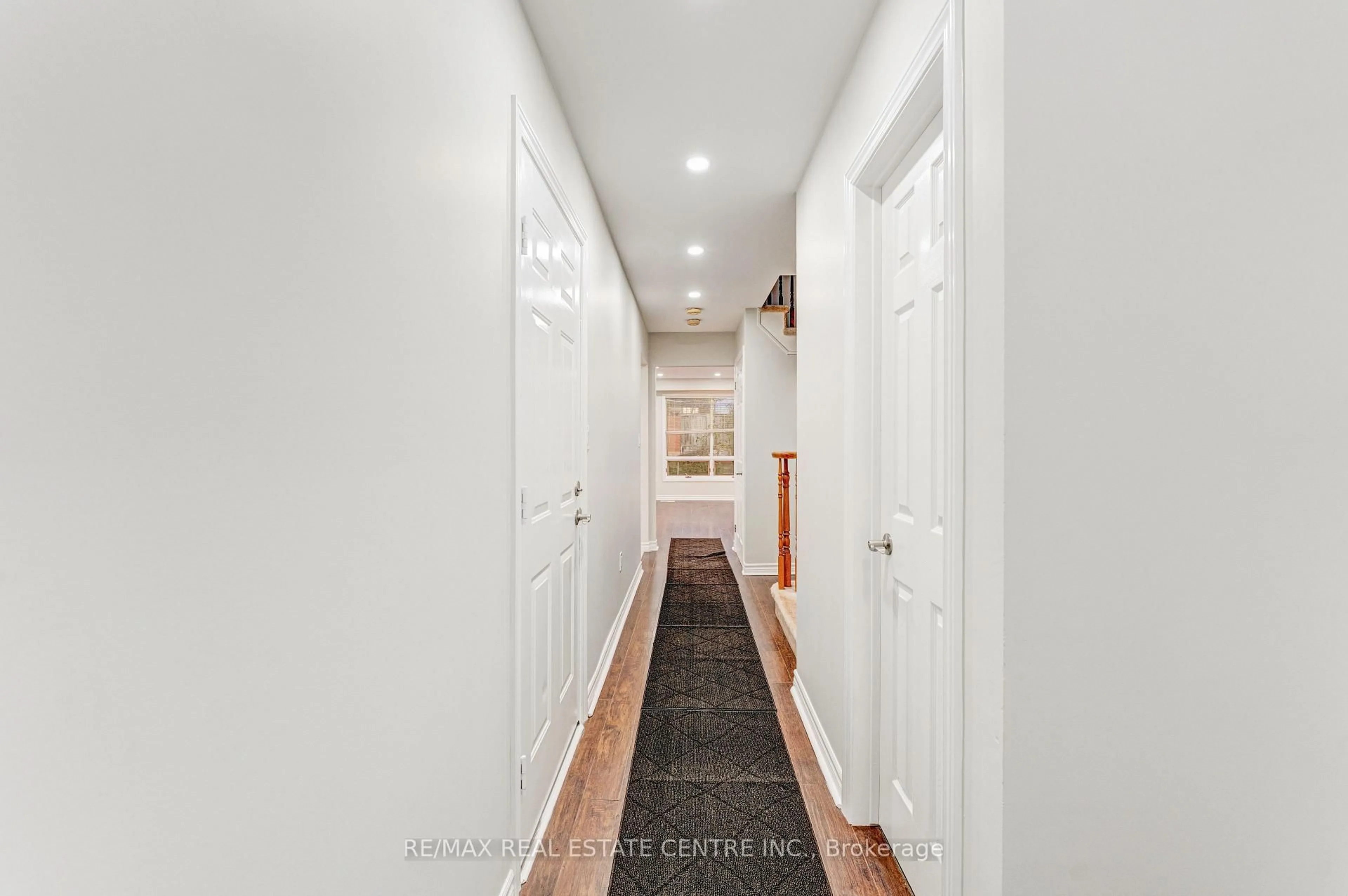 Indoor foyer for 4944 WINDGATE Dr, Niagara Falls Ontario L2H 2Z7