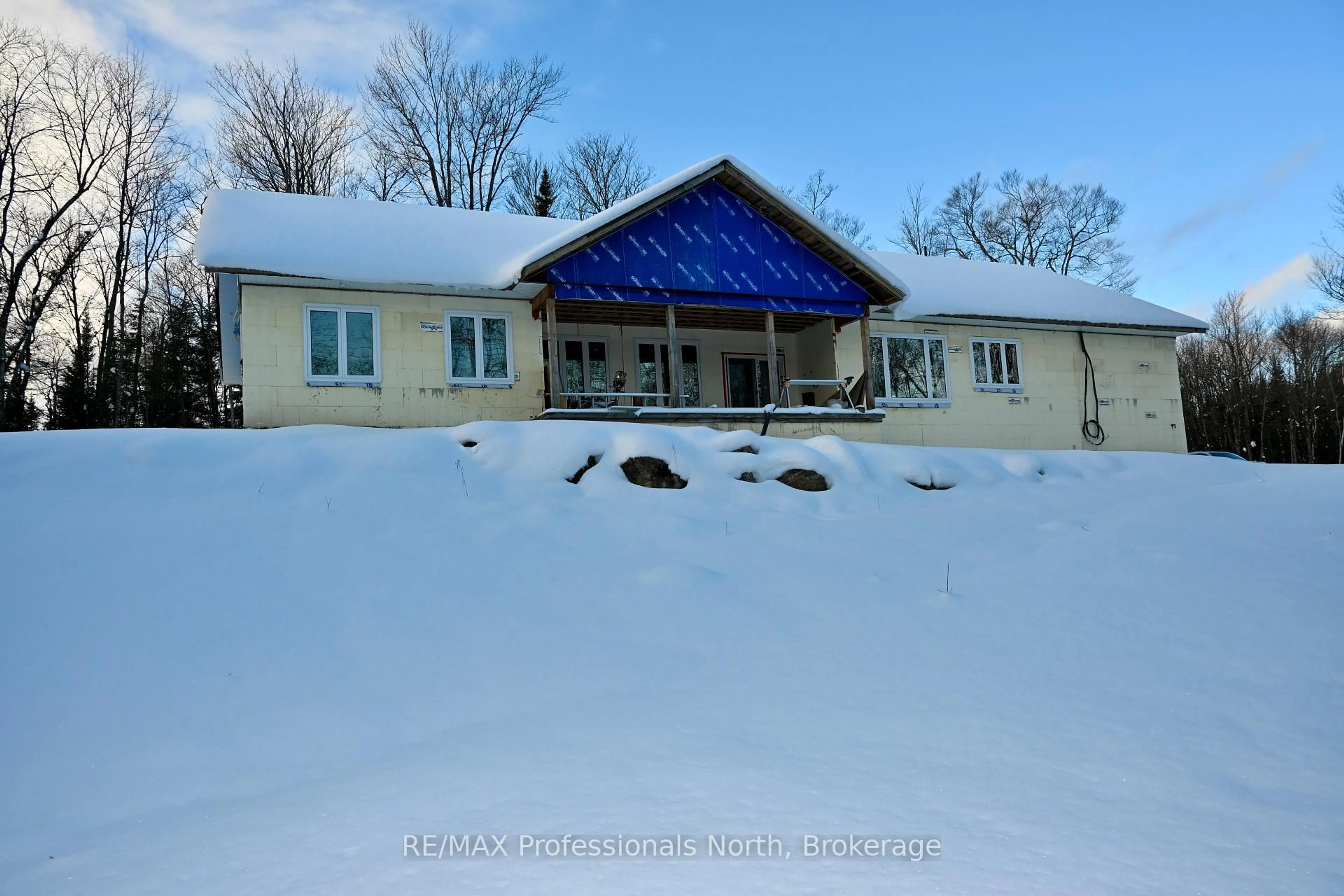 Indoor foyer for 121 Loon Lake Rd, Magnetawan Ontario P0A 1Z0