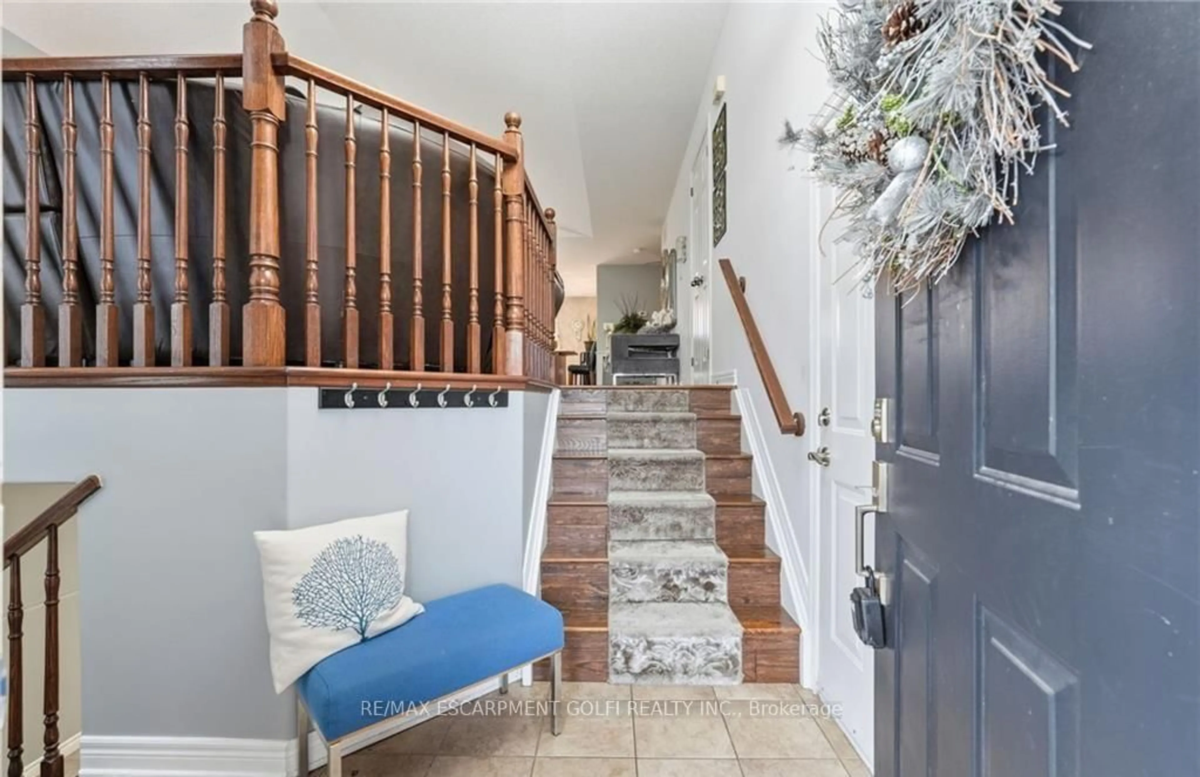 Indoor entryway for 8409 Greenfield Cres, Niagara Falls Ontario L2H 3J8