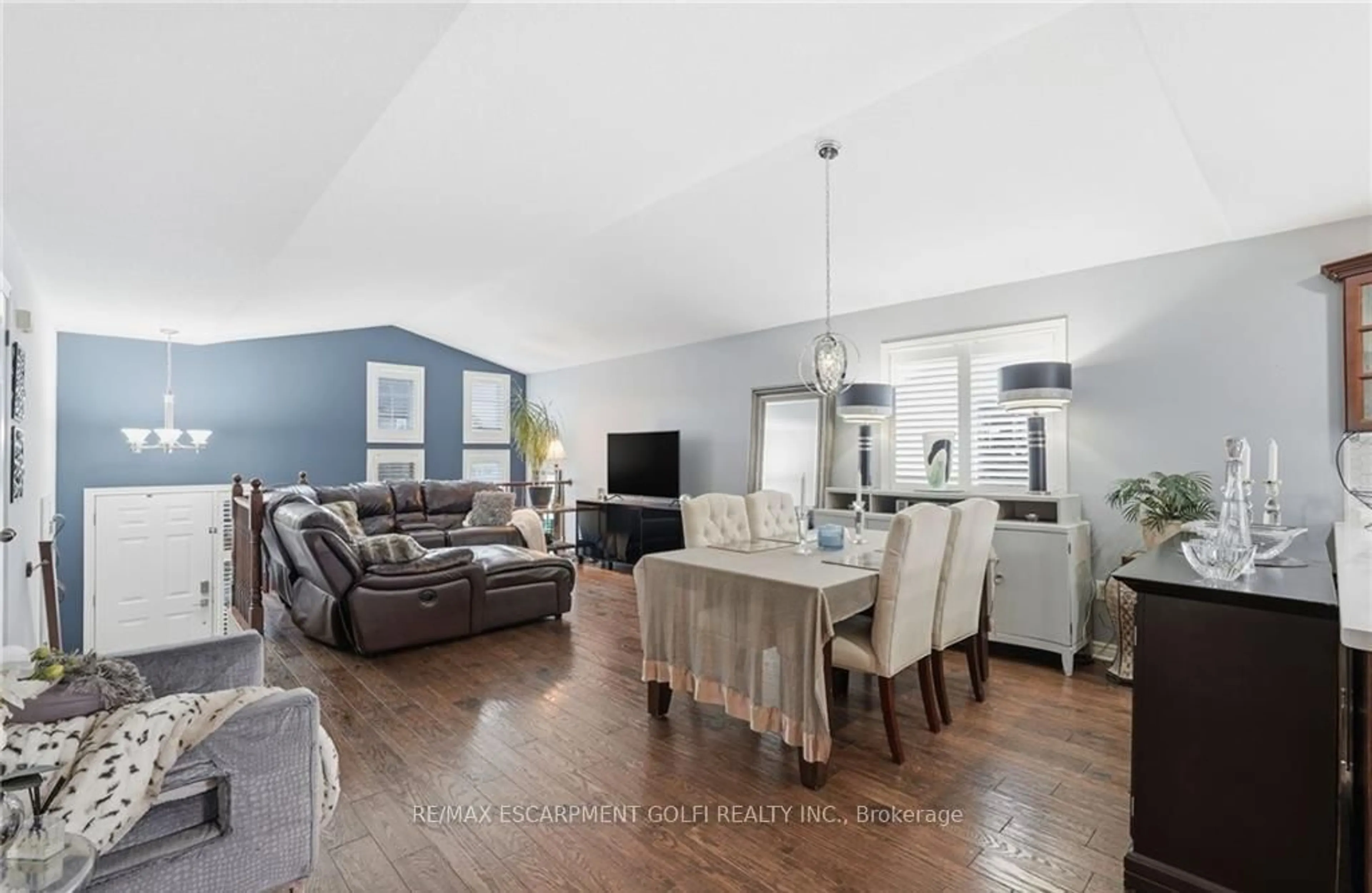 Living room with furniture, unknown for 8409 Greenfield Cres, Niagara Falls Ontario L2H 3J8