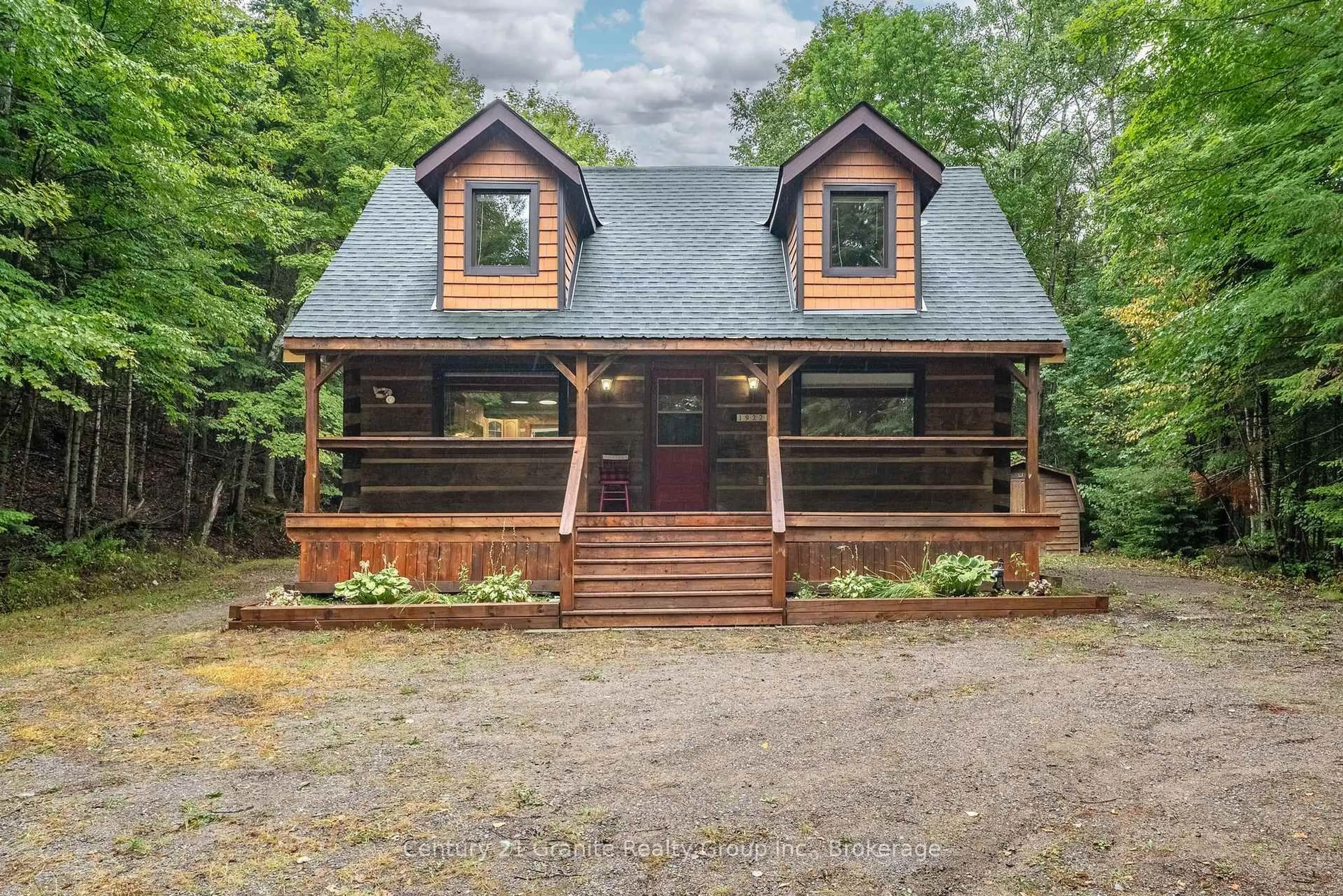 Home with vinyl exterior material, unknown for 19221 Highway 118, Highlands East Ontario K0M 1S0