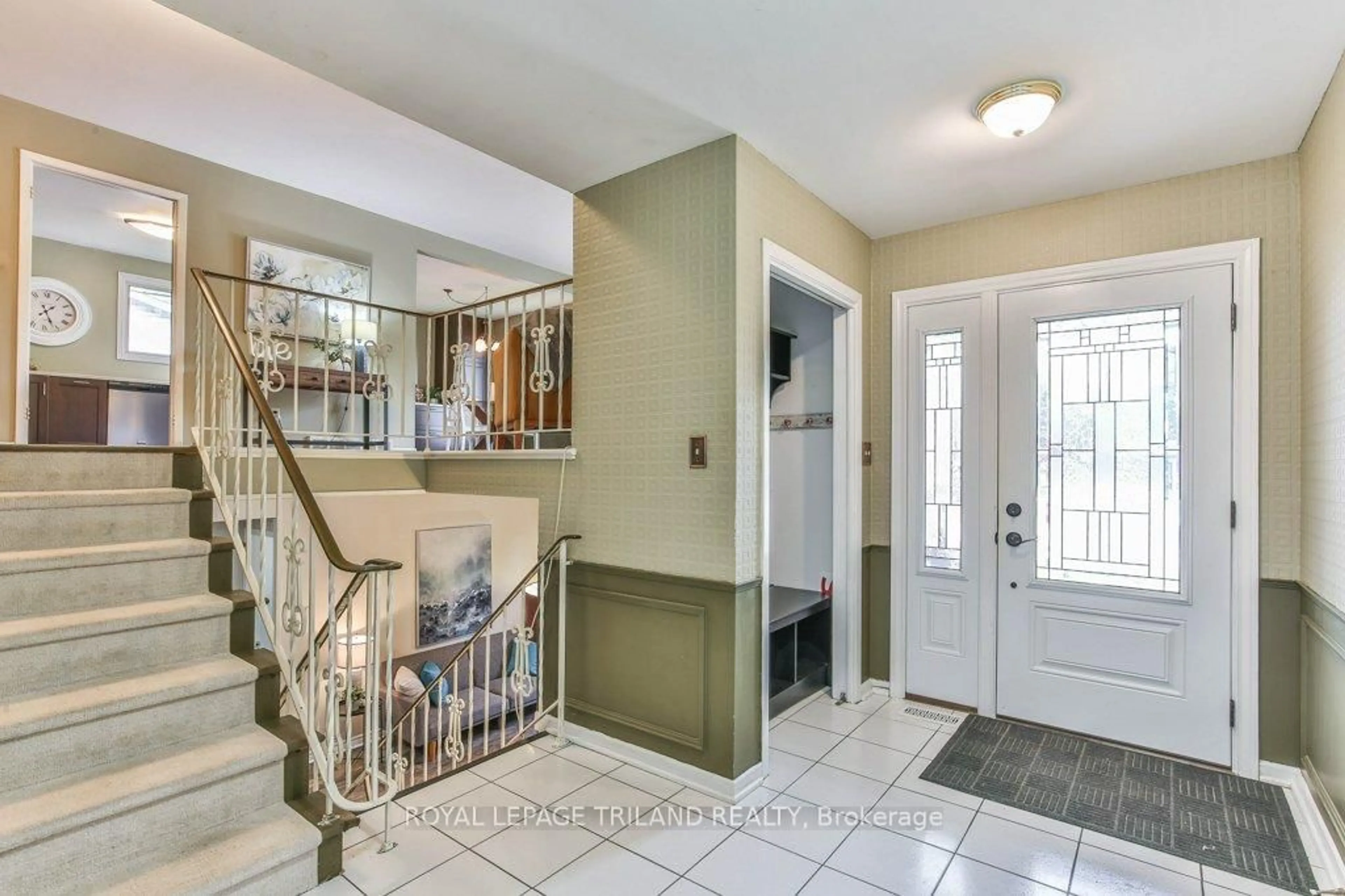 Indoor entryway for 41 FOX MILL Crt, London South Ontario N6J 2B7