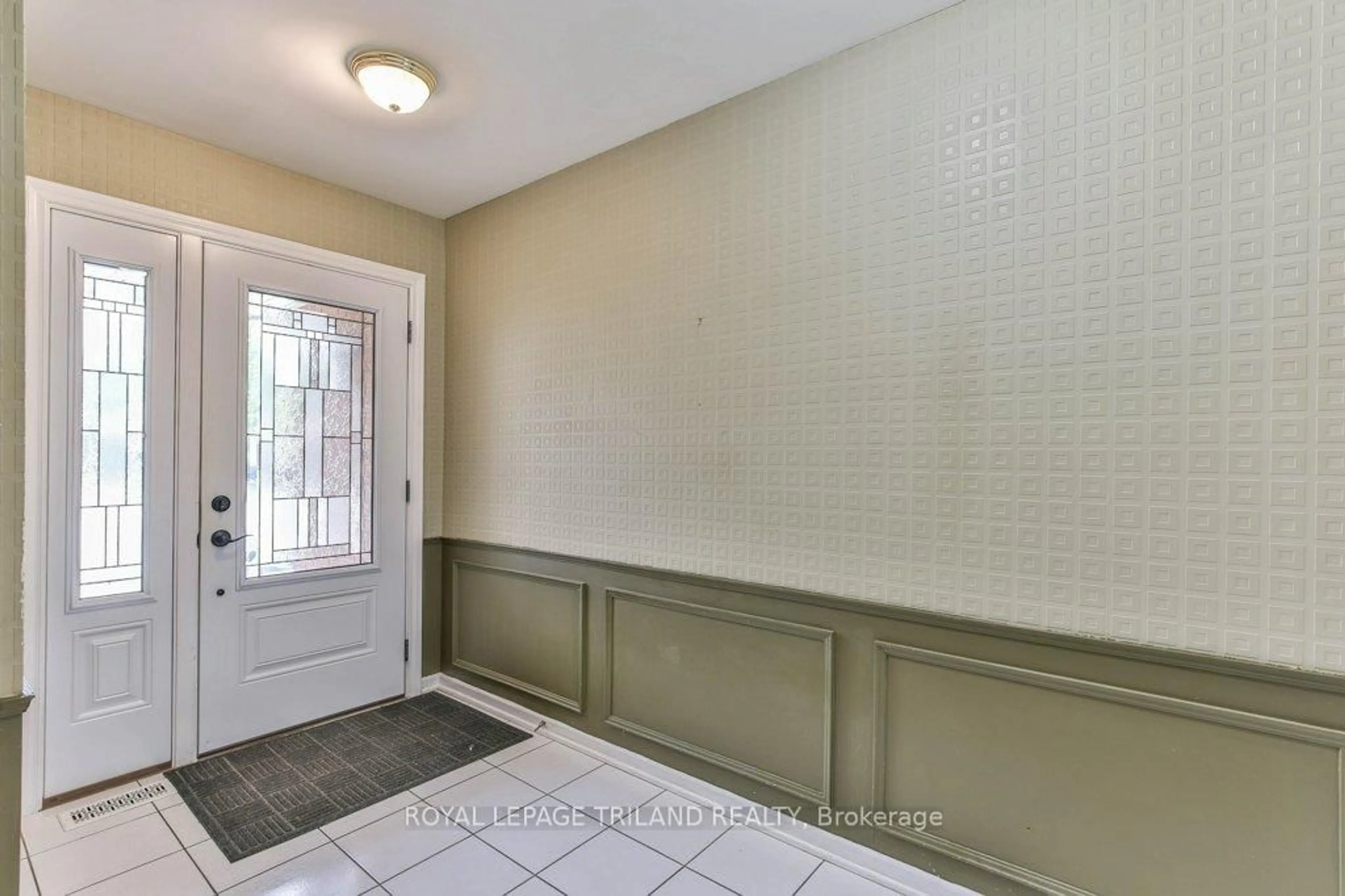 Indoor entryway for 41 FOX MILL Crt, London South Ontario N6J 2B7