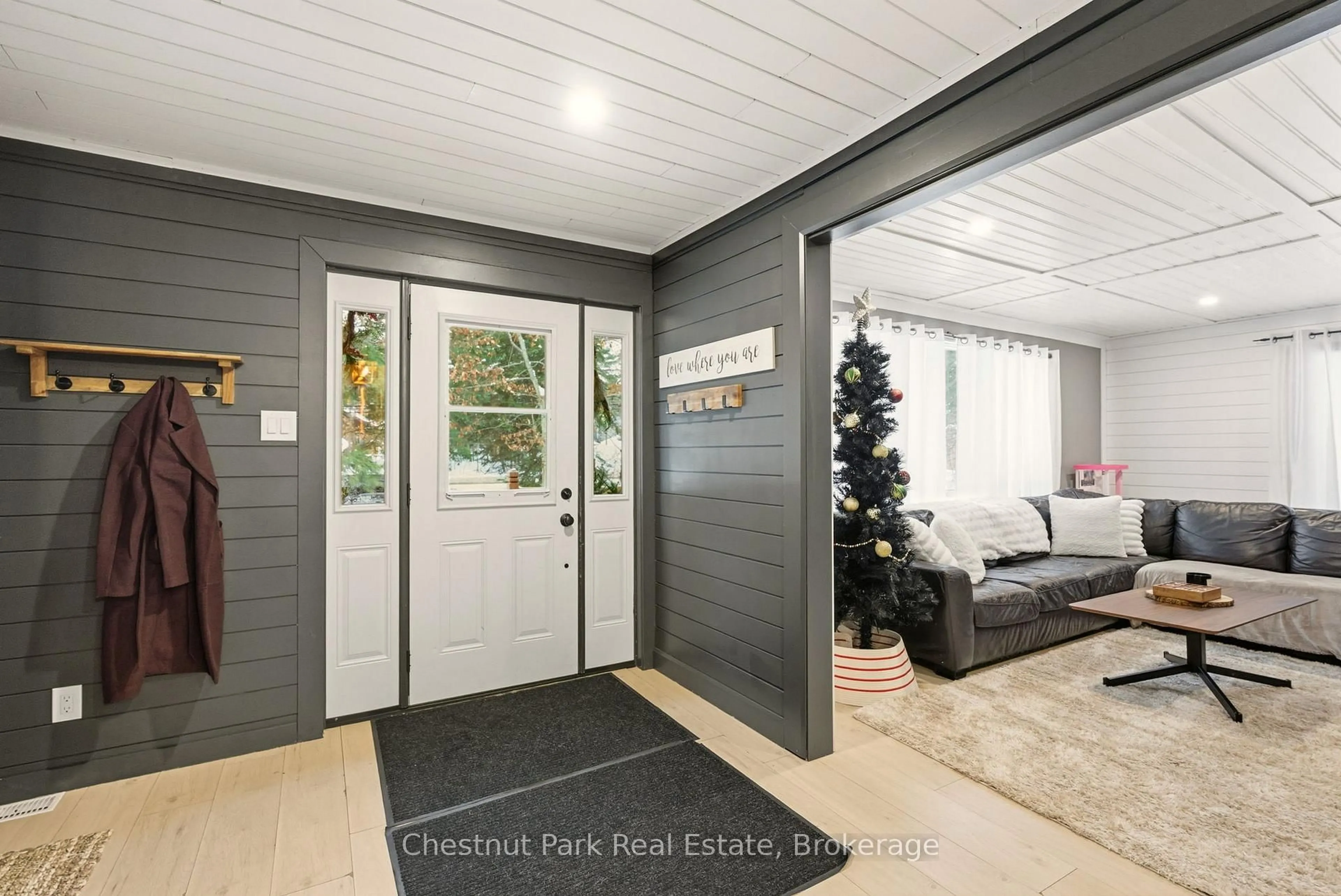 Indoor entryway for 354 Muskoka 10 Rd, Huntsville Ontario P0B 1L0