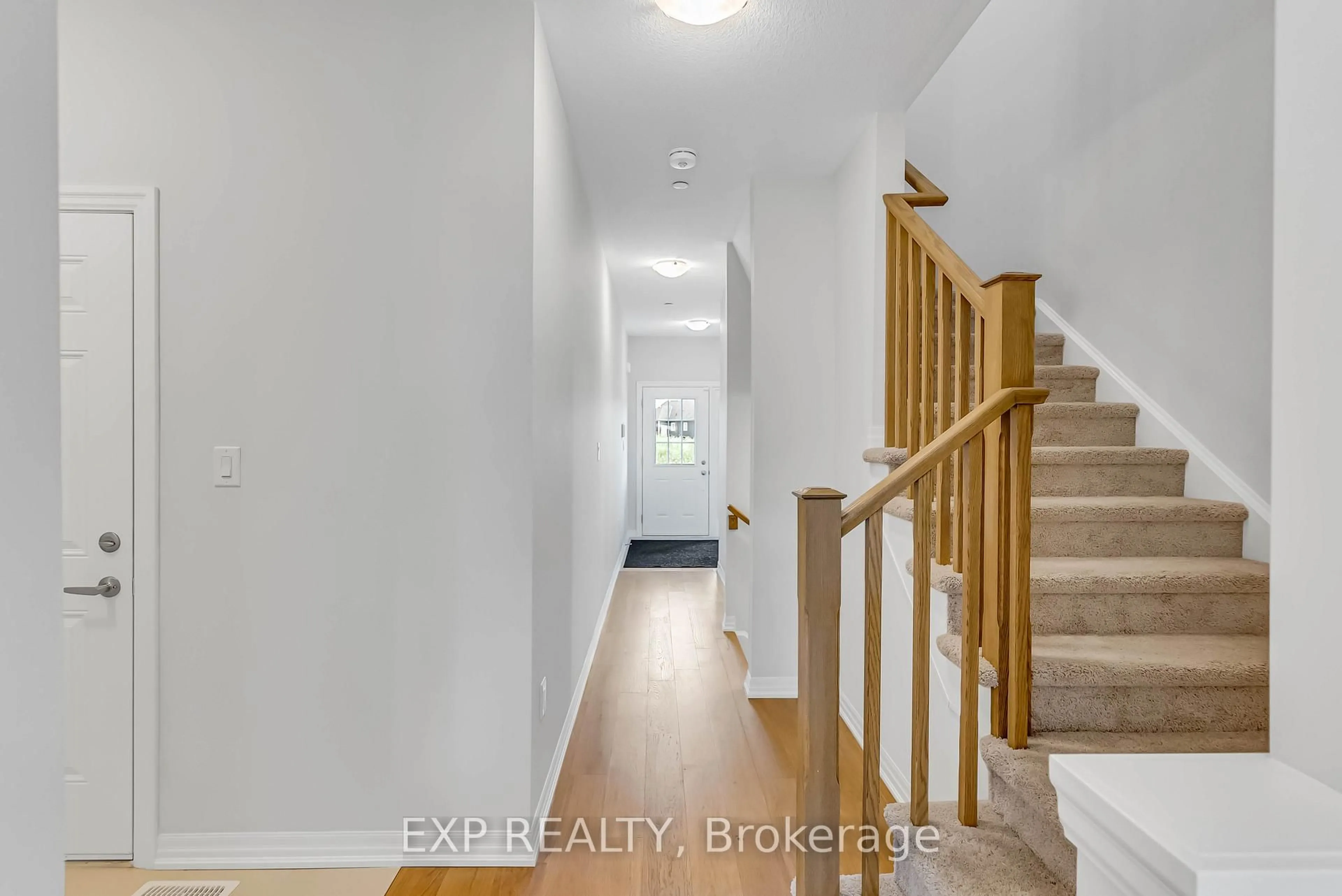 Indoor entryway for 16 Bromley Dr, St. Catharines Ontario L2M 1R1