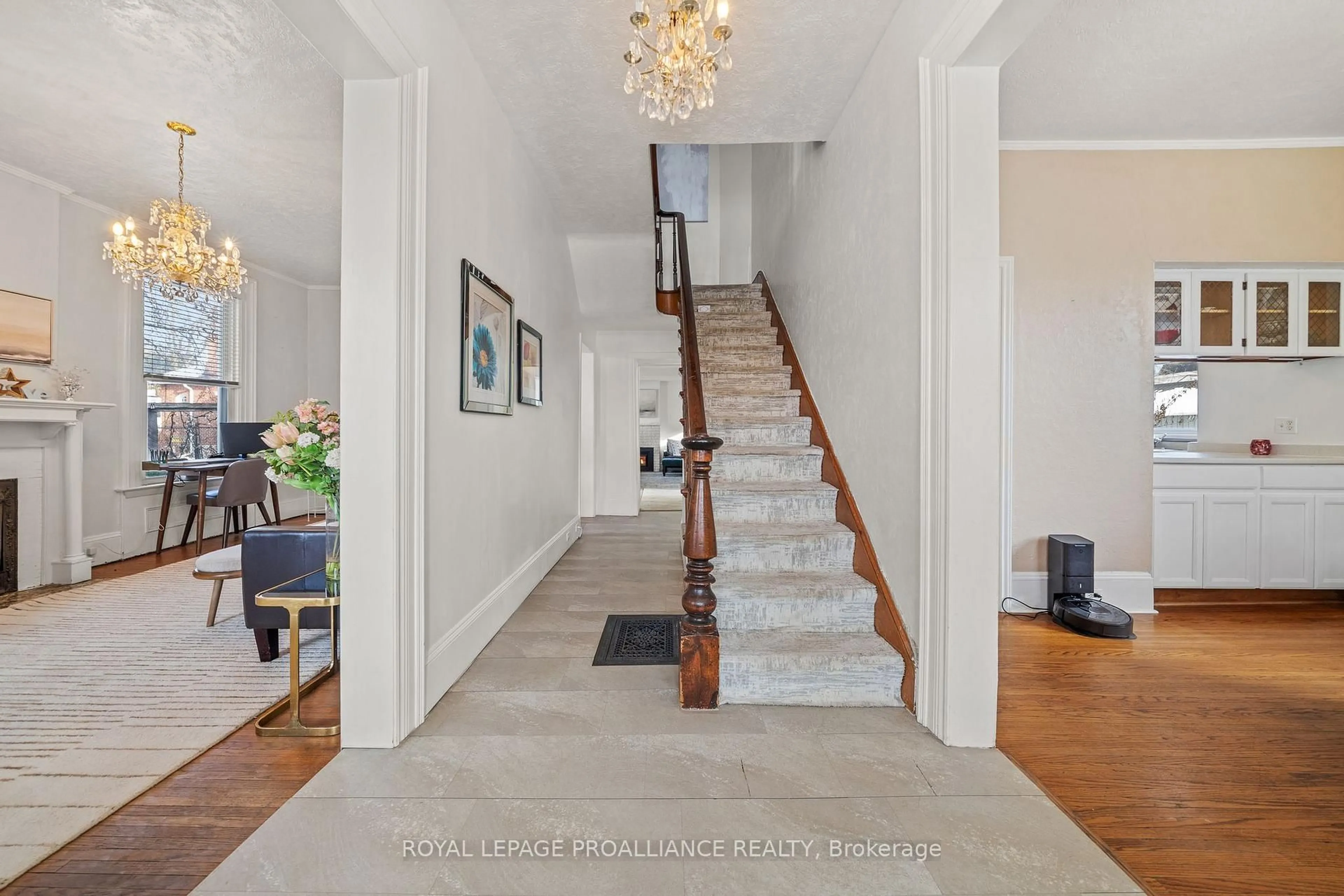 Indoor foyer for 209 Centre St, Greater Napanee Ontario K7R 1N7