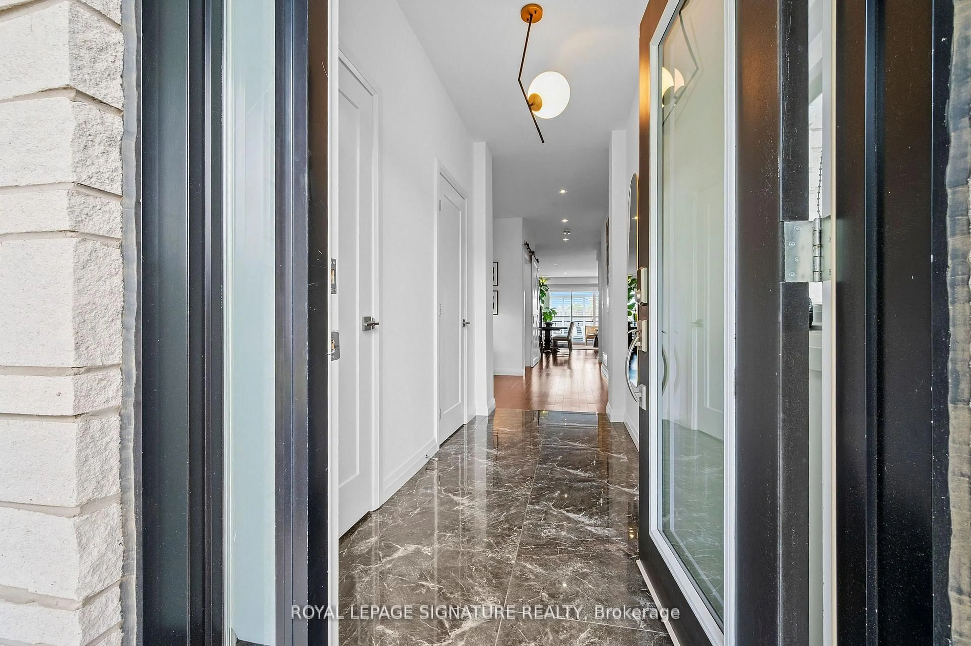 Indoor foyer for 35 Midhurst Hts #22, Hamilton Ontario L8J 0K9