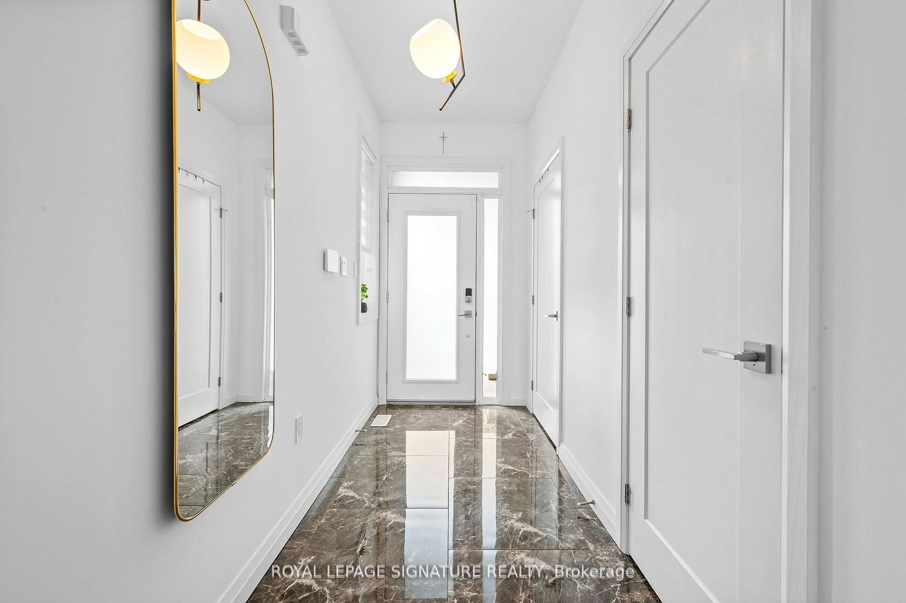 Indoor foyer for 35 Midhurst Hts #22, Hamilton Ontario L8J 0K9