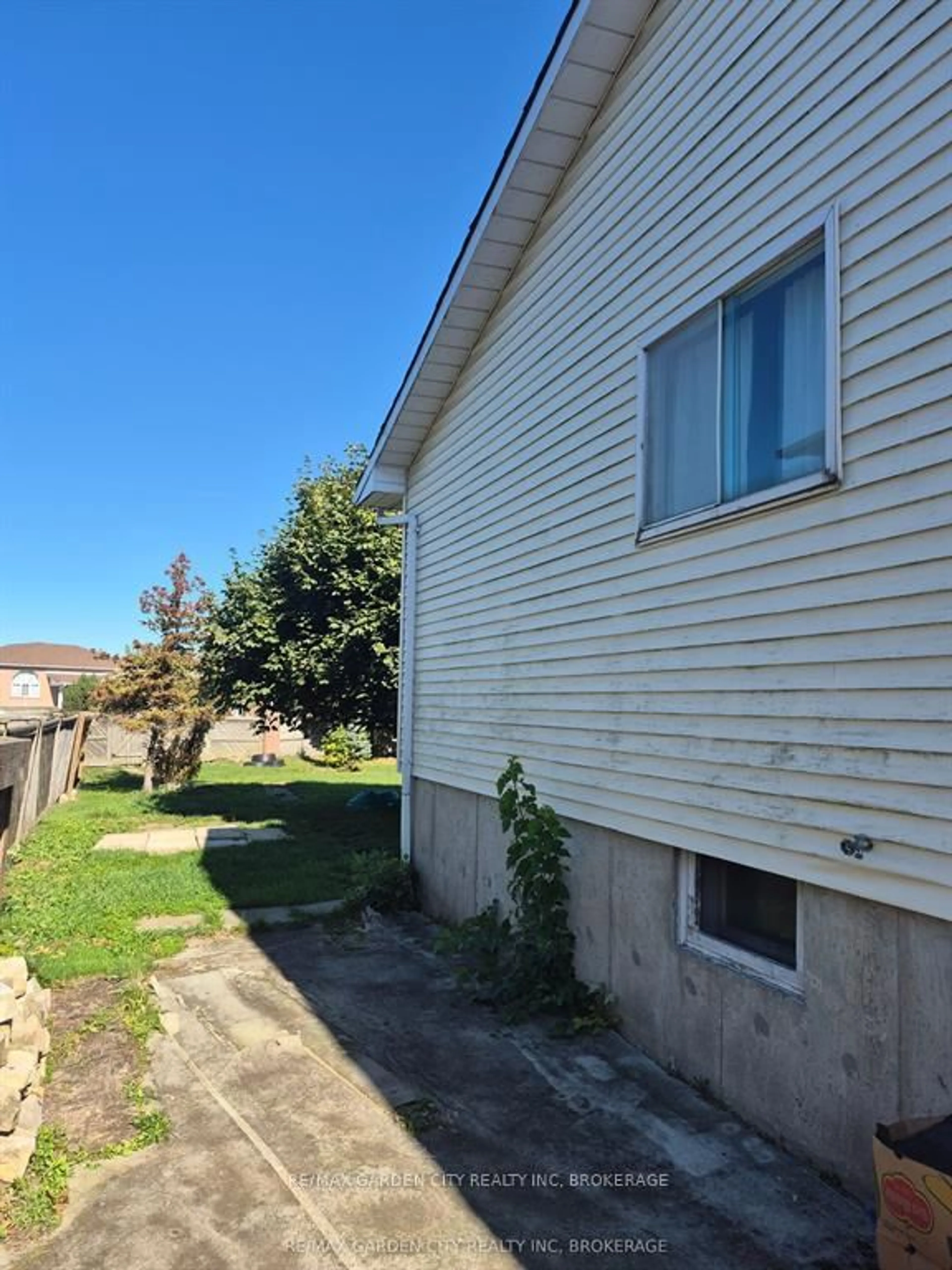 Unknown for 74 Commerford St, Thorold Ontario L2V 4R1