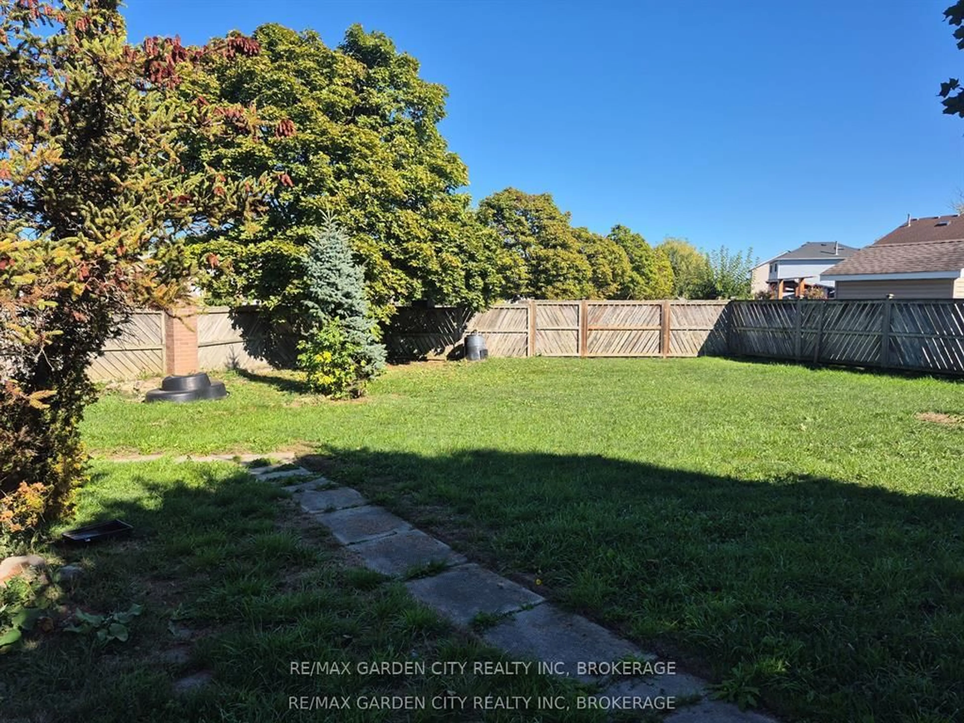 A pic from outside/outdoor area/front of a property/back of a property/a pic from drone, street for 74 Commerford St, Thorold Ontario L2V 4R1
