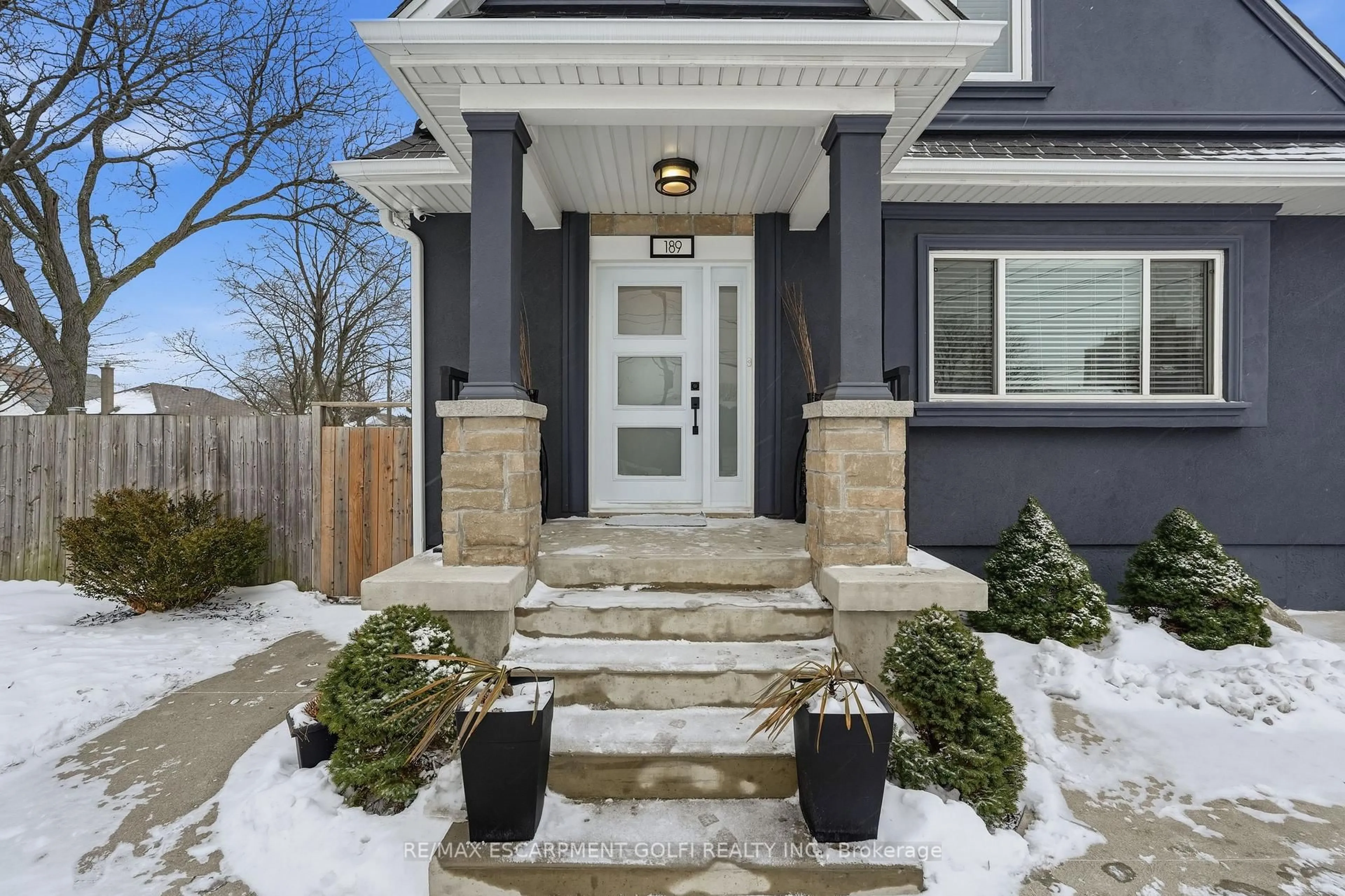Indoor entryway for 189 East 43rd St, Hamilton Ontario L8T 3C3