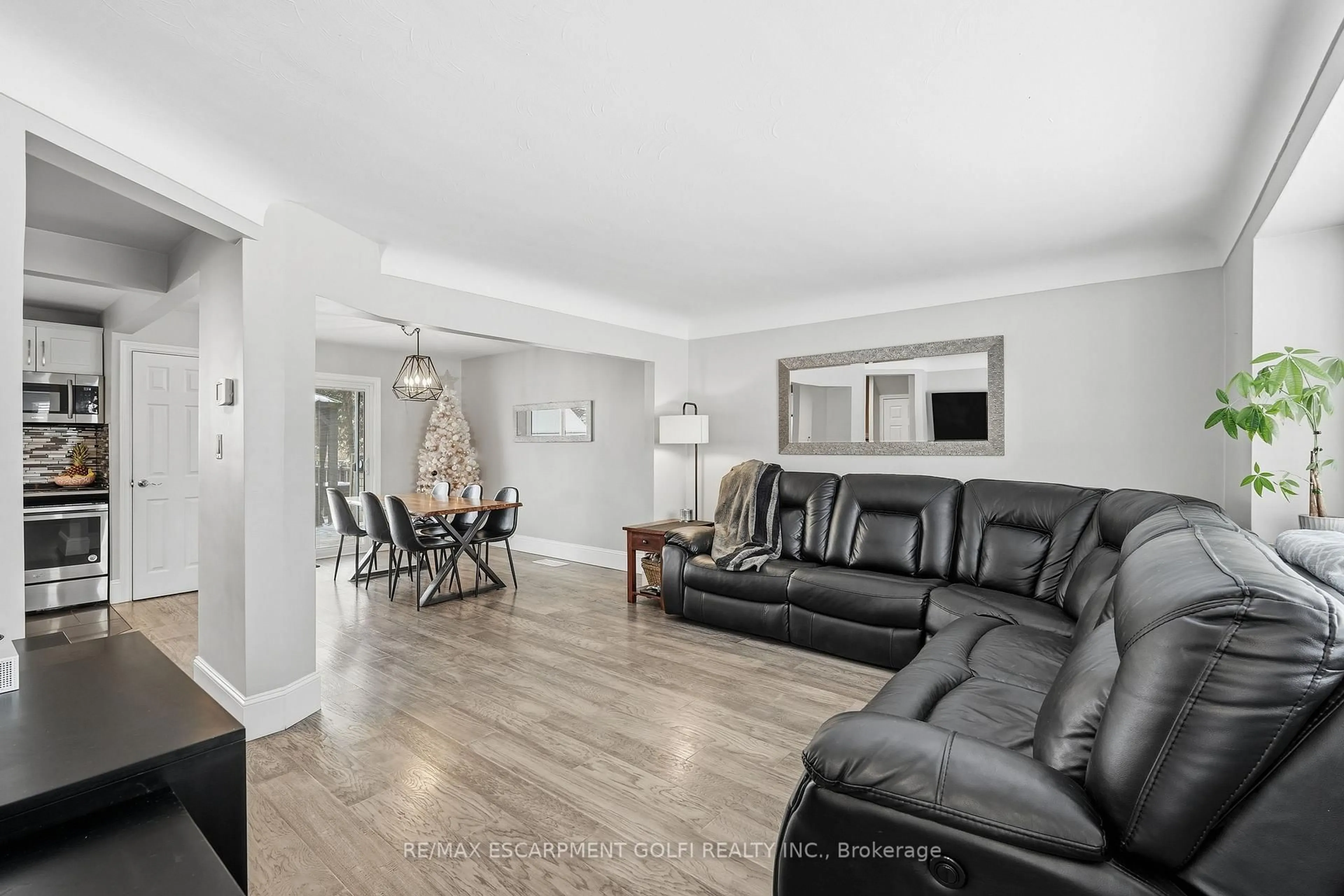 Living room with furniture, unknown for 189 East 43rd St, Hamilton Ontario L8T 3C3