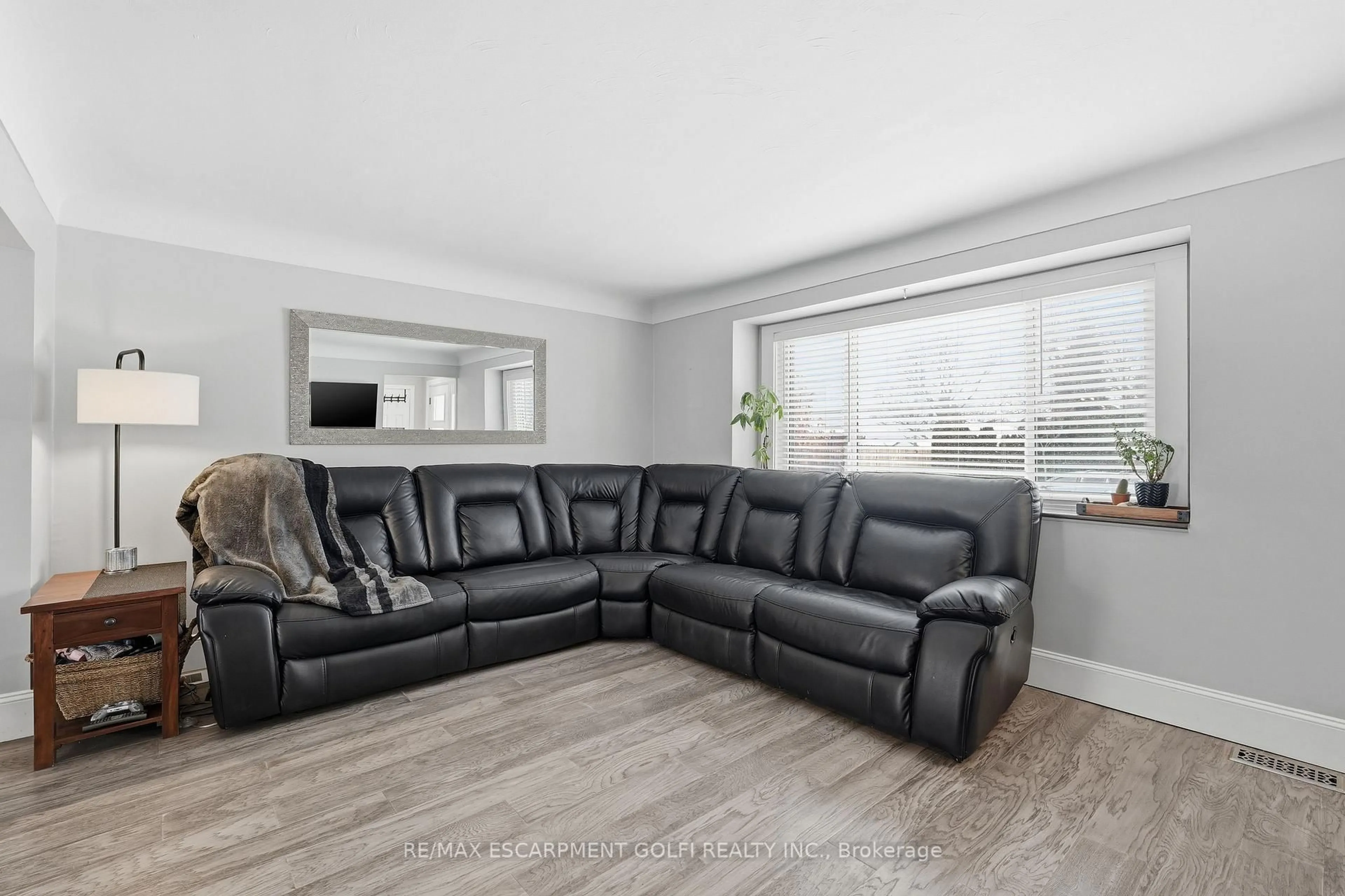 Living room with furniture, unknown for 189 East 43rd St, Hamilton Ontario L8T 3C3