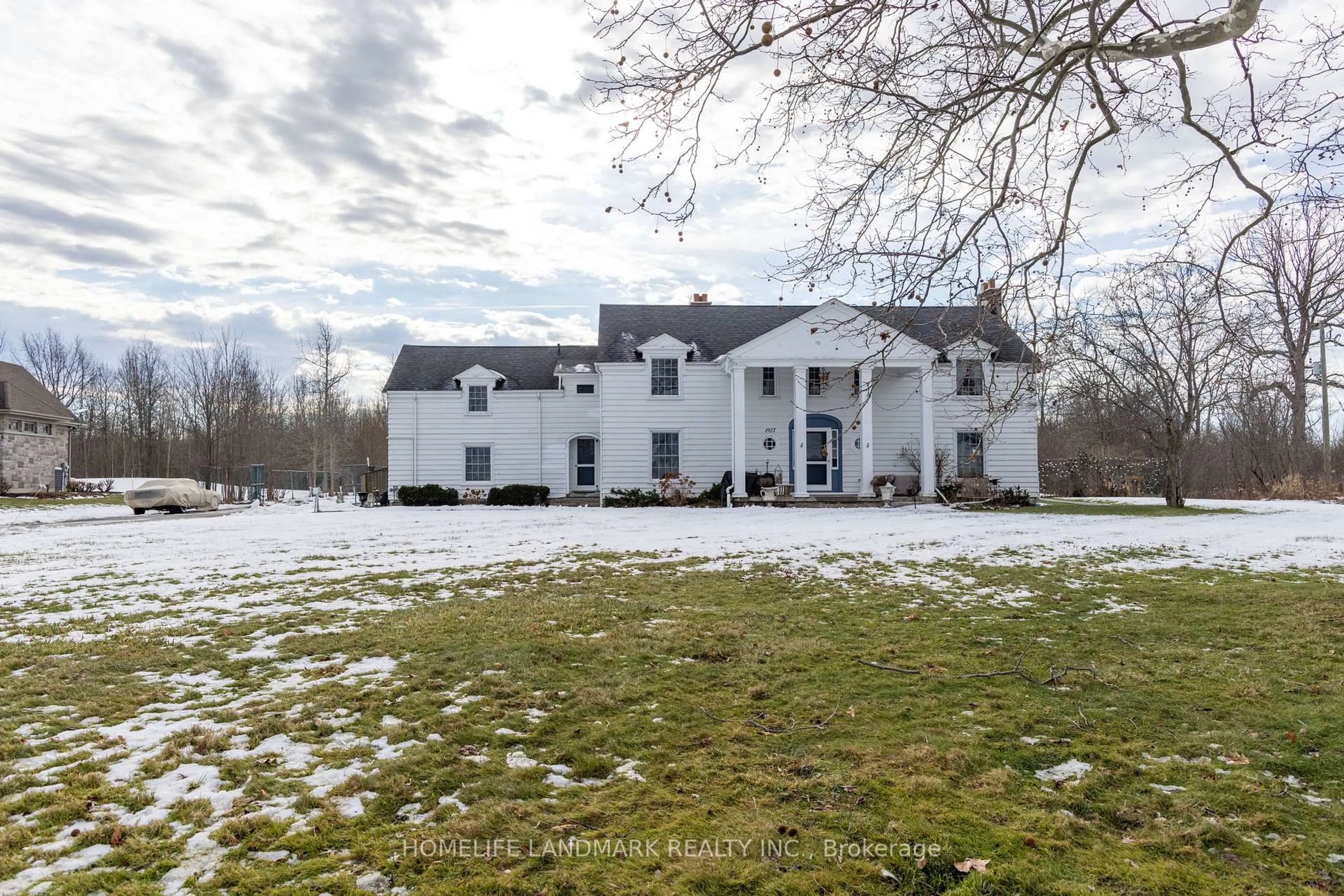 A pic from outside/outdoor area/front of a property/back of a property/a pic from drone, building for 1927 Niagara Pkwy, Fort Erie Ontario L2A 5M4