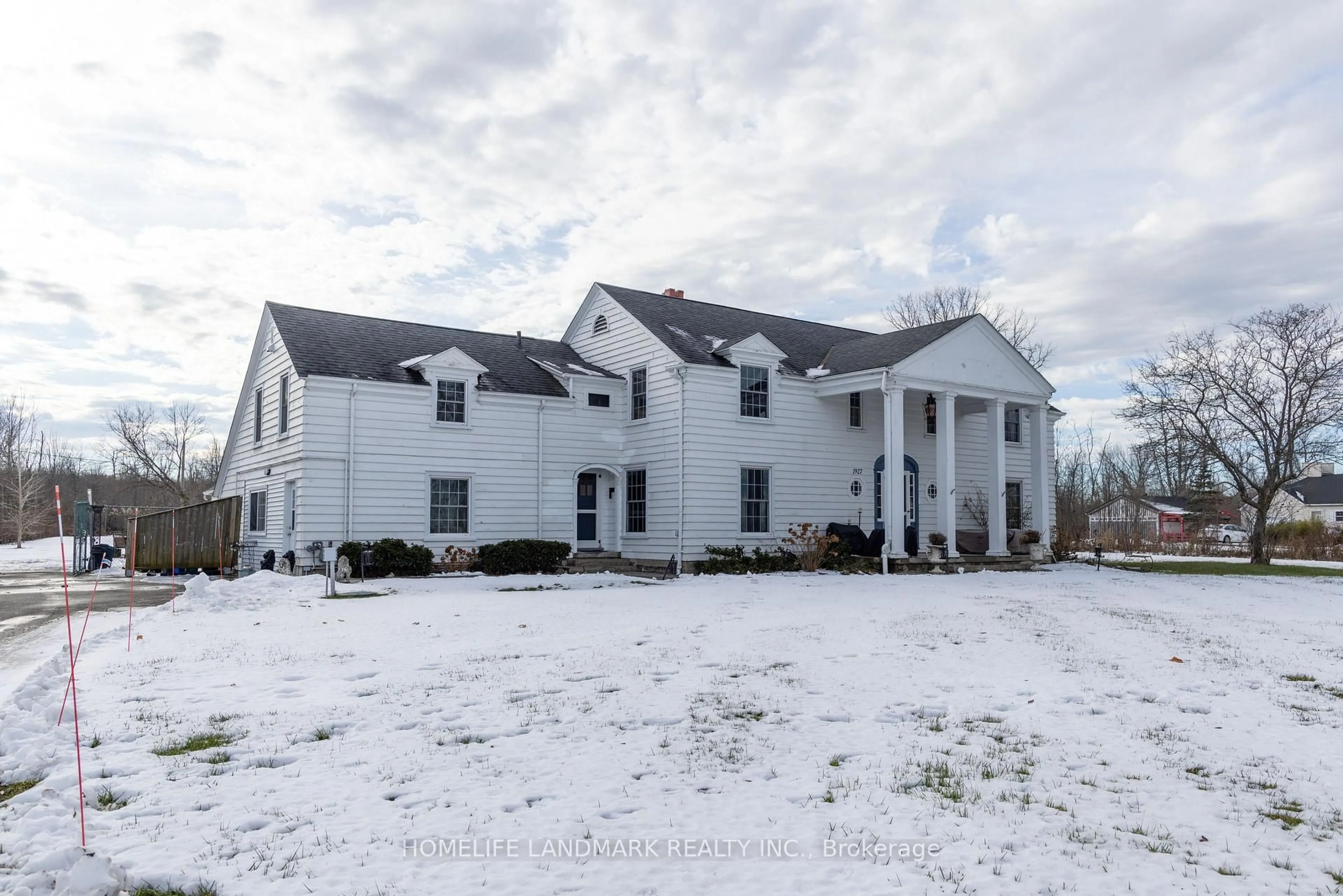 A pic from outside/outdoor area/front of a property/back of a property/a pic from drone, building for 1927 Niagara Pkwy, Fort Erie Ontario L2A 5M4
