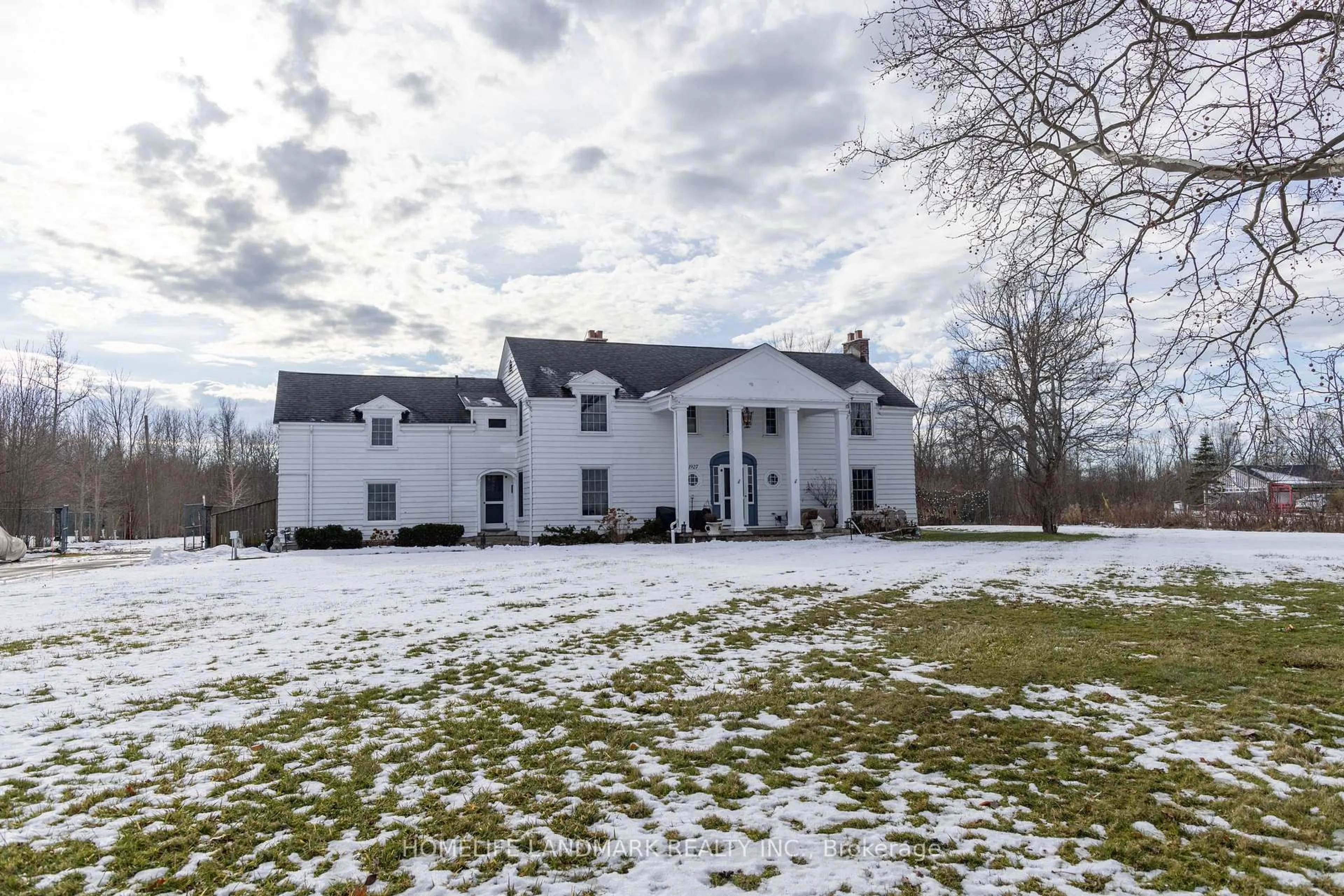 A pic from outside/outdoor area/front of a property/back of a property/a pic from drone, unknown for 1927 Niagara Pkwy, Fort Erie Ontario L2A 5M4