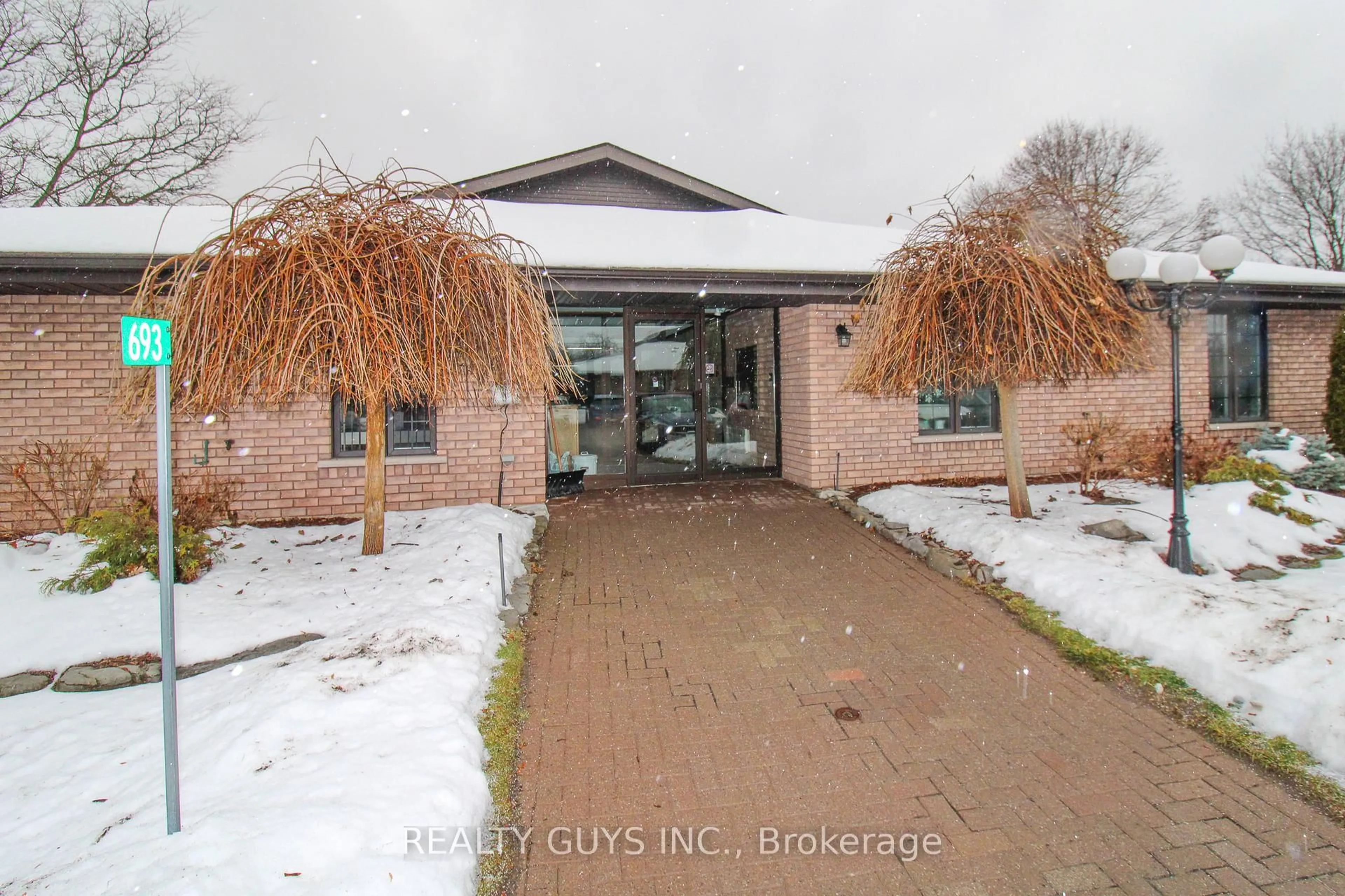 Indoor foyer for 693 WHITAKER St, Peterborough Ontario K9H 7K3