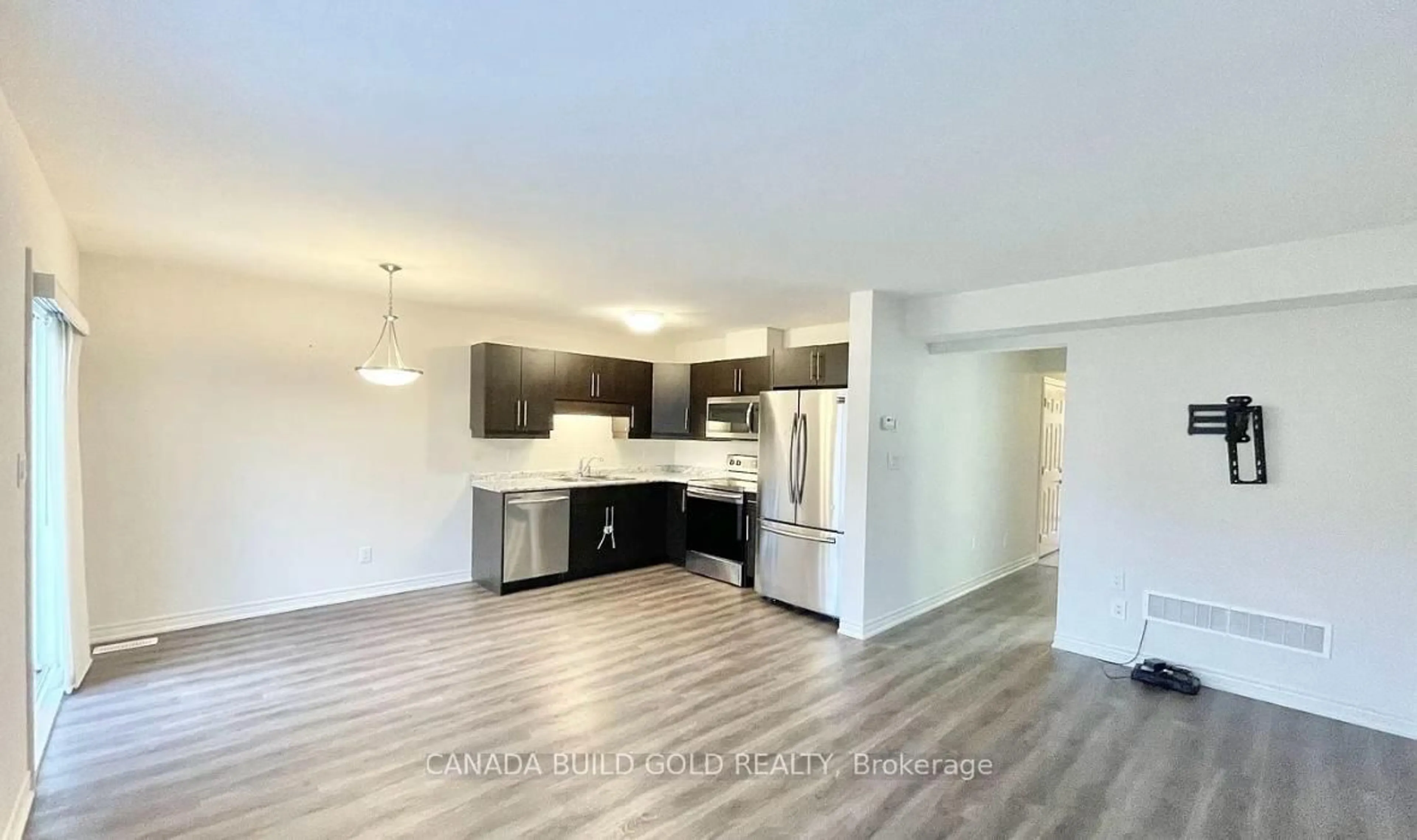 Open concept kitchen, wood/laminate floor for 104 Monarch St, Welland Ontario L3C 0G6