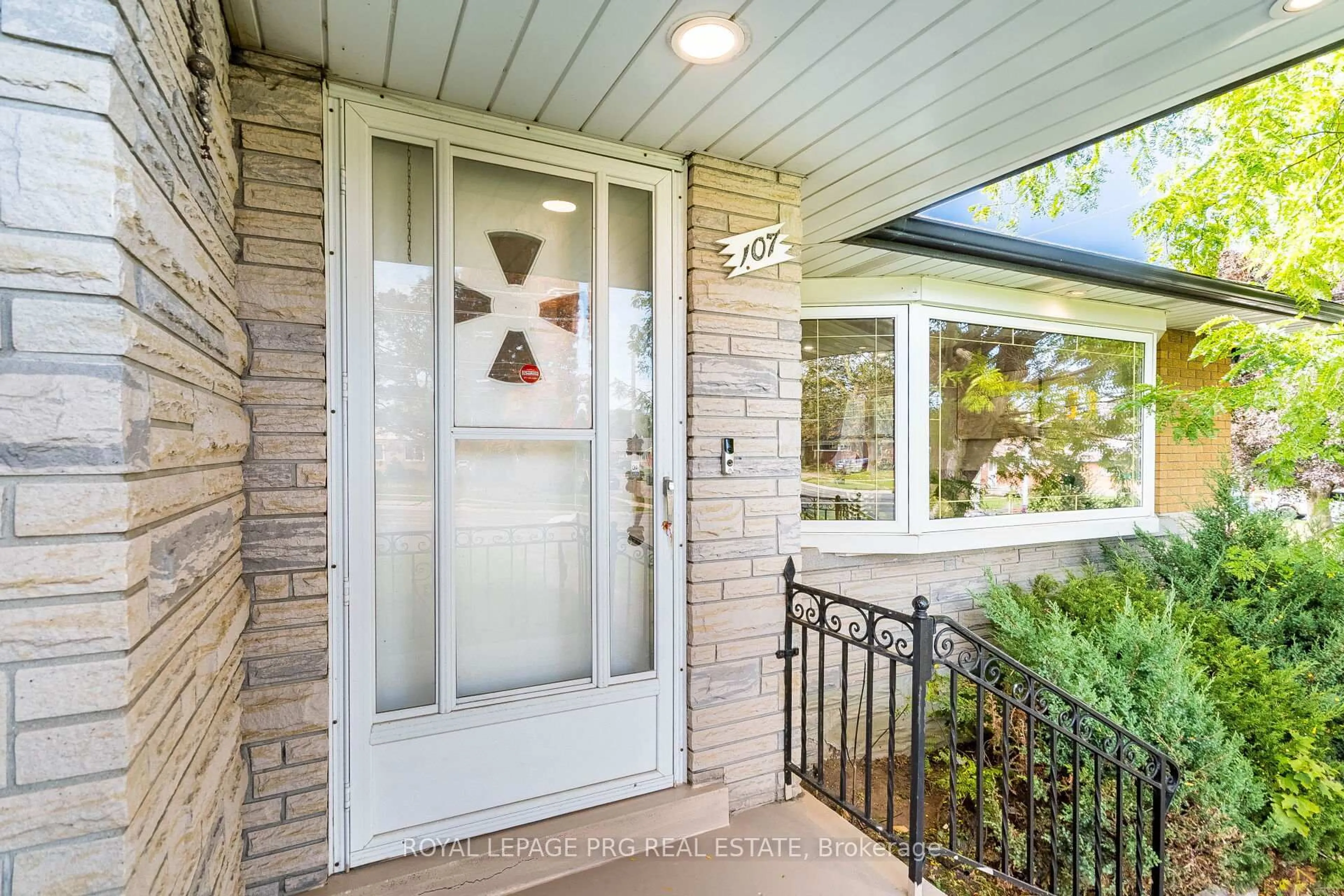 Indoor entryway for 107 Weber St, Waterloo Ontario N2J 2A4