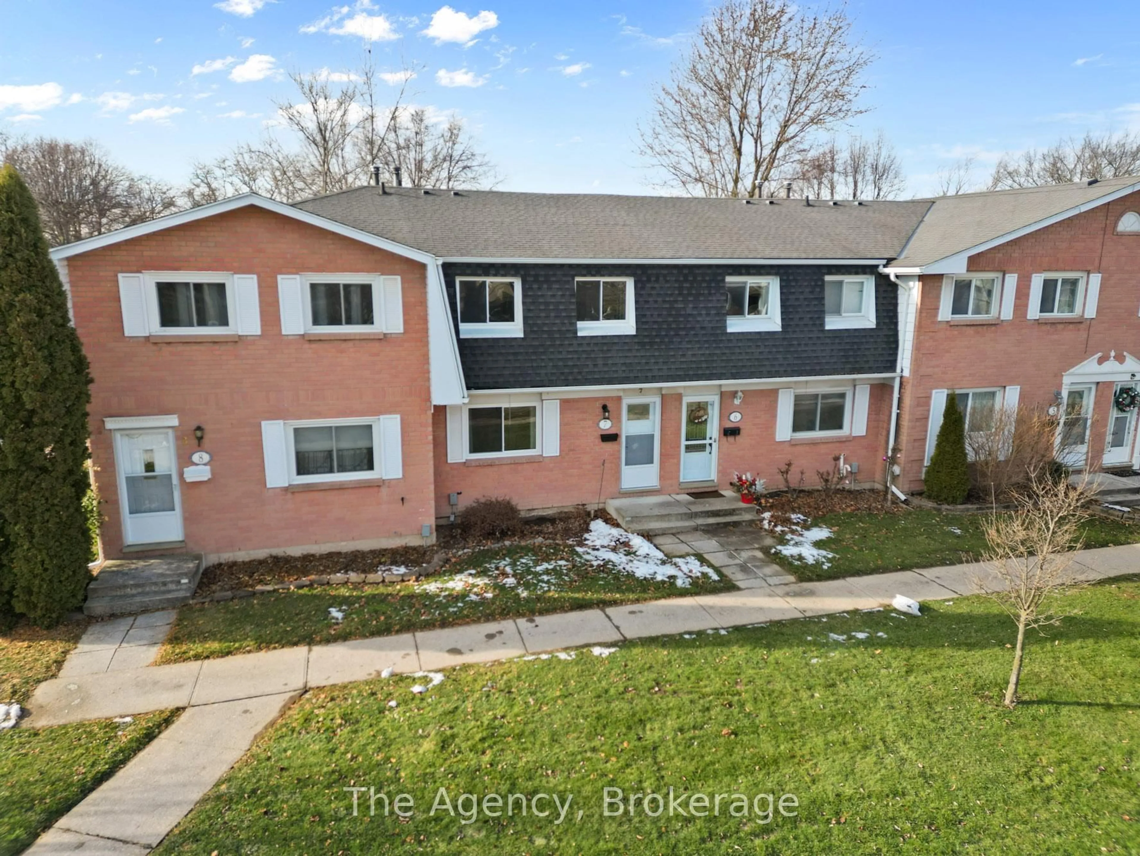 A pic from outside/outdoor area/front of a property/back of a property/a pic from drone, street for 185 Denistoun St #7, Welland Ontario L3C 6J6