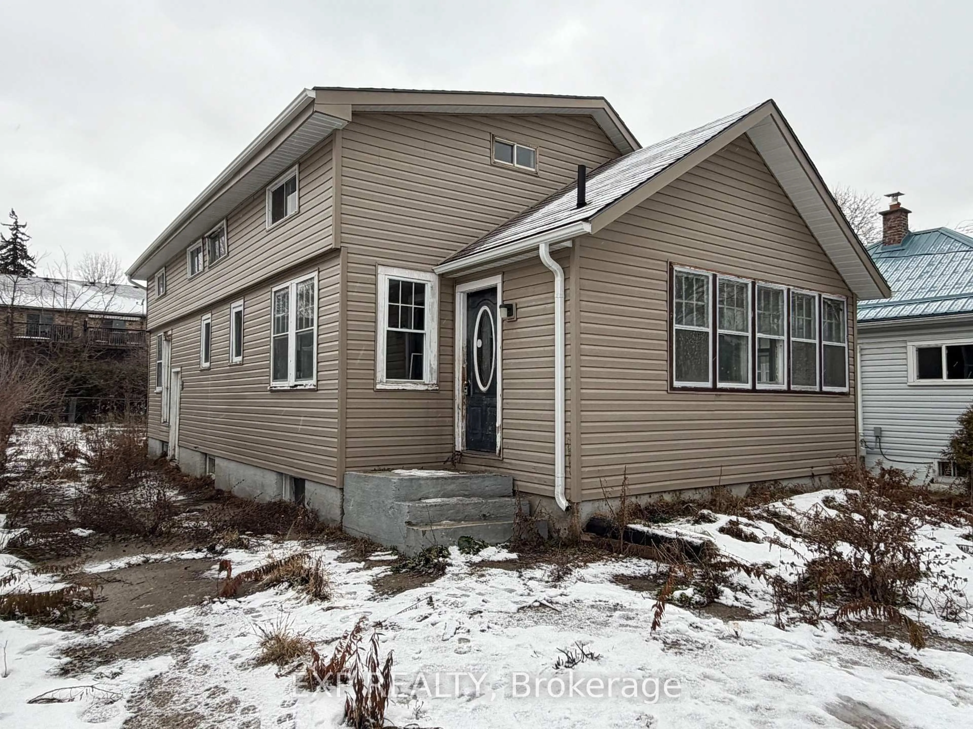 Home with vinyl exterior material, unknown for 16 Nelson St, Norfolk Ontario N3Y 3E3