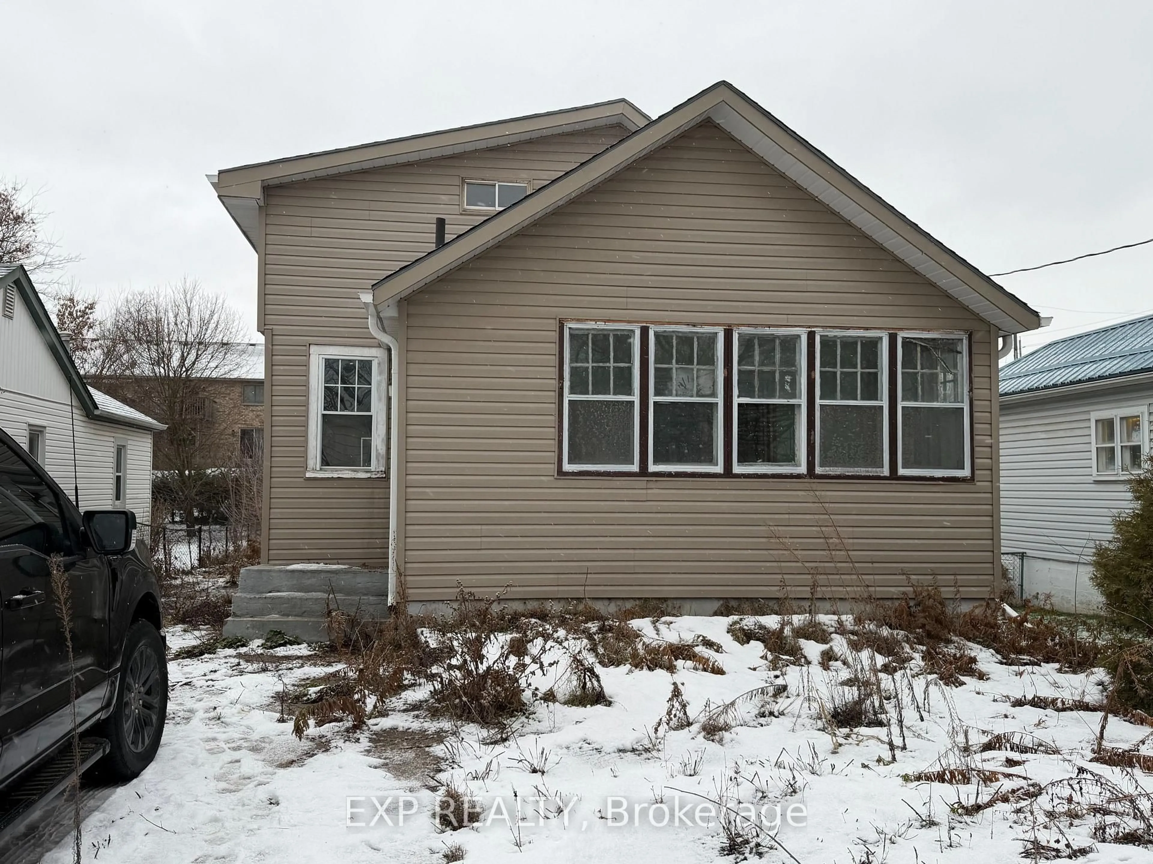 Home with vinyl exterior material, street for 16 Nelson St, Norfolk Ontario N3Y 3E3