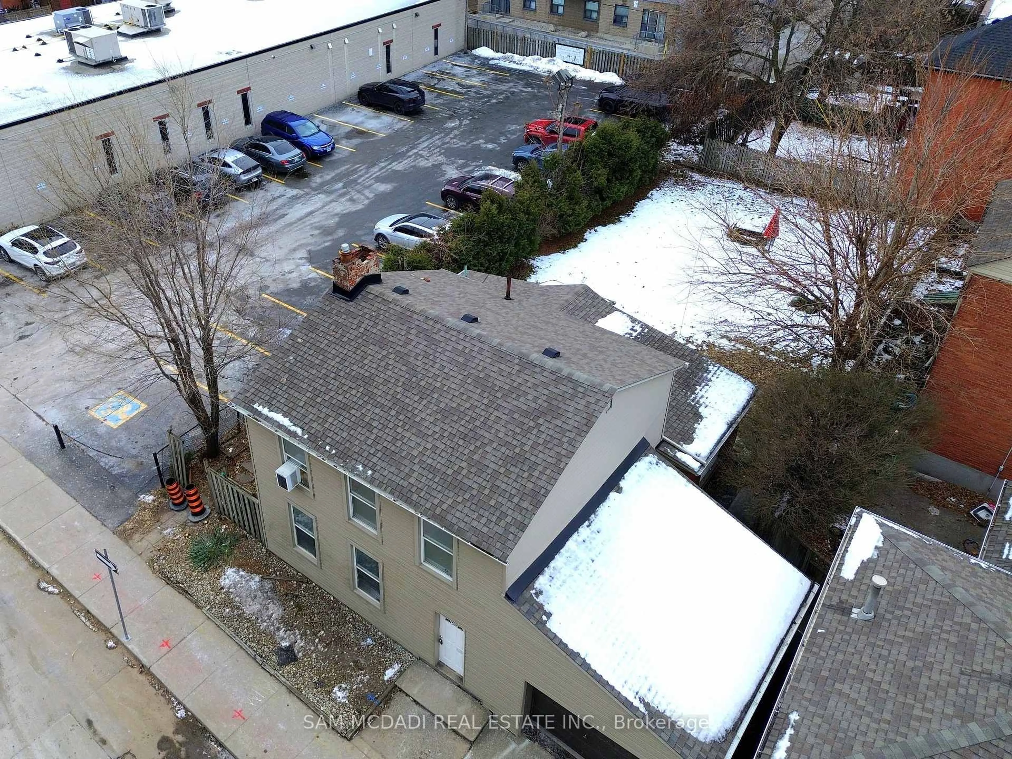 A pic from outside/outdoor area/front of a property/back of a property/a pic from drone, unknown for 166 Jackson St, Hamilton Ontario L8N 1L4