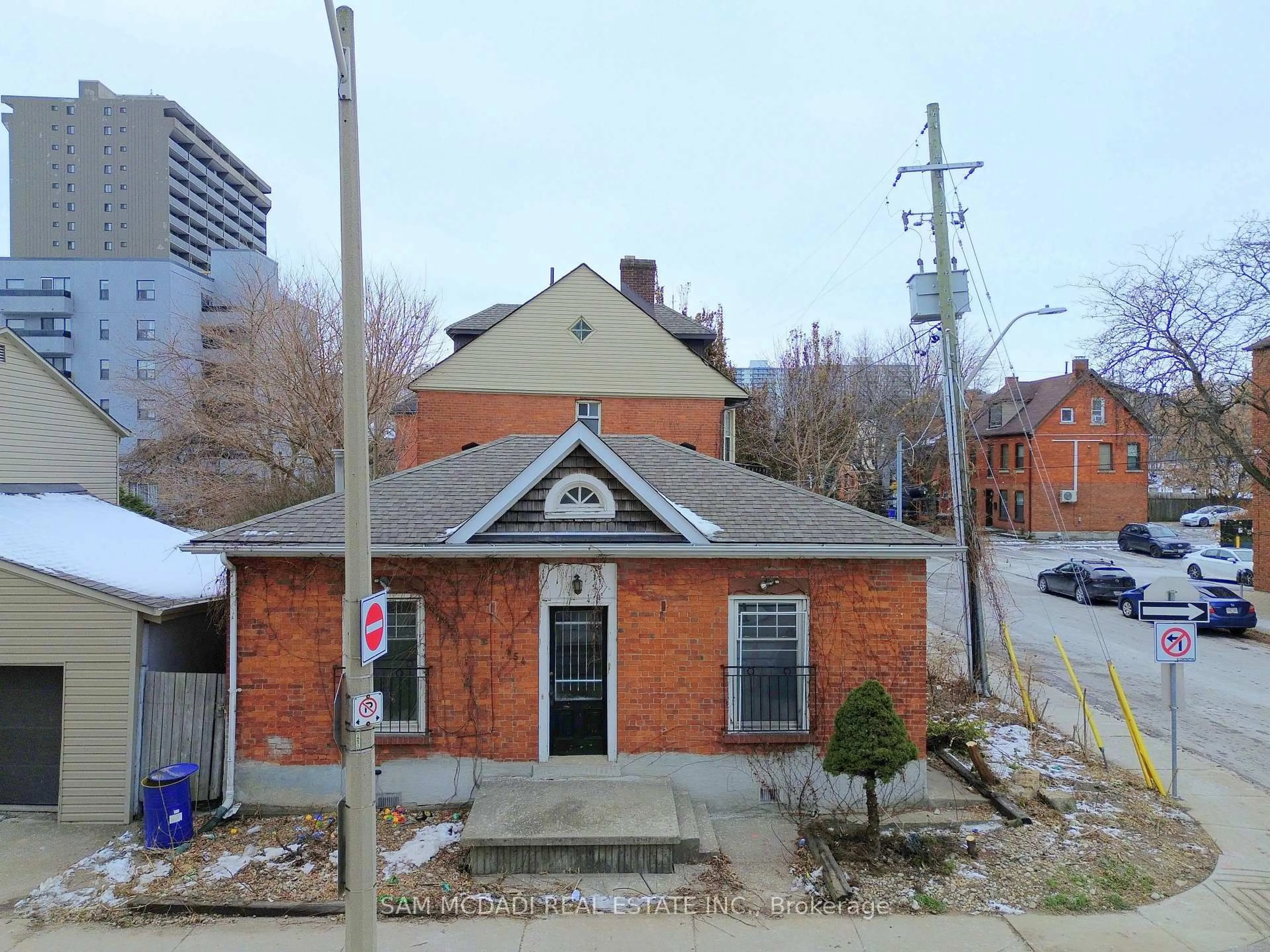 A pic from outside/outdoor area/front of a property/back of a property/a pic from drone, building for 154 JACKSON St, Hamilton Ontario L8N 1L4