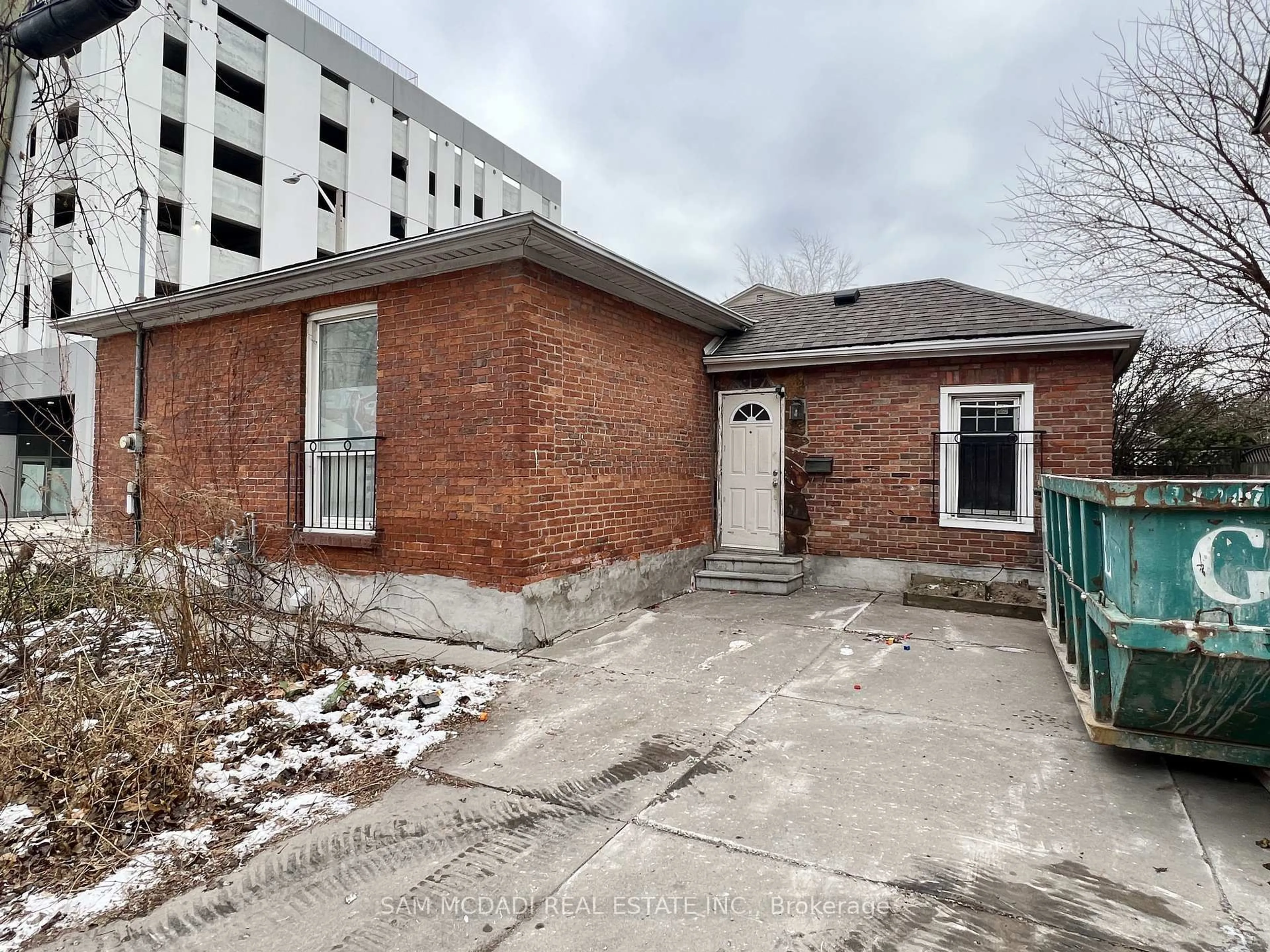 Home with brick exterior material, building for 154 JACKSON St, Hamilton Ontario L8N 1L4
