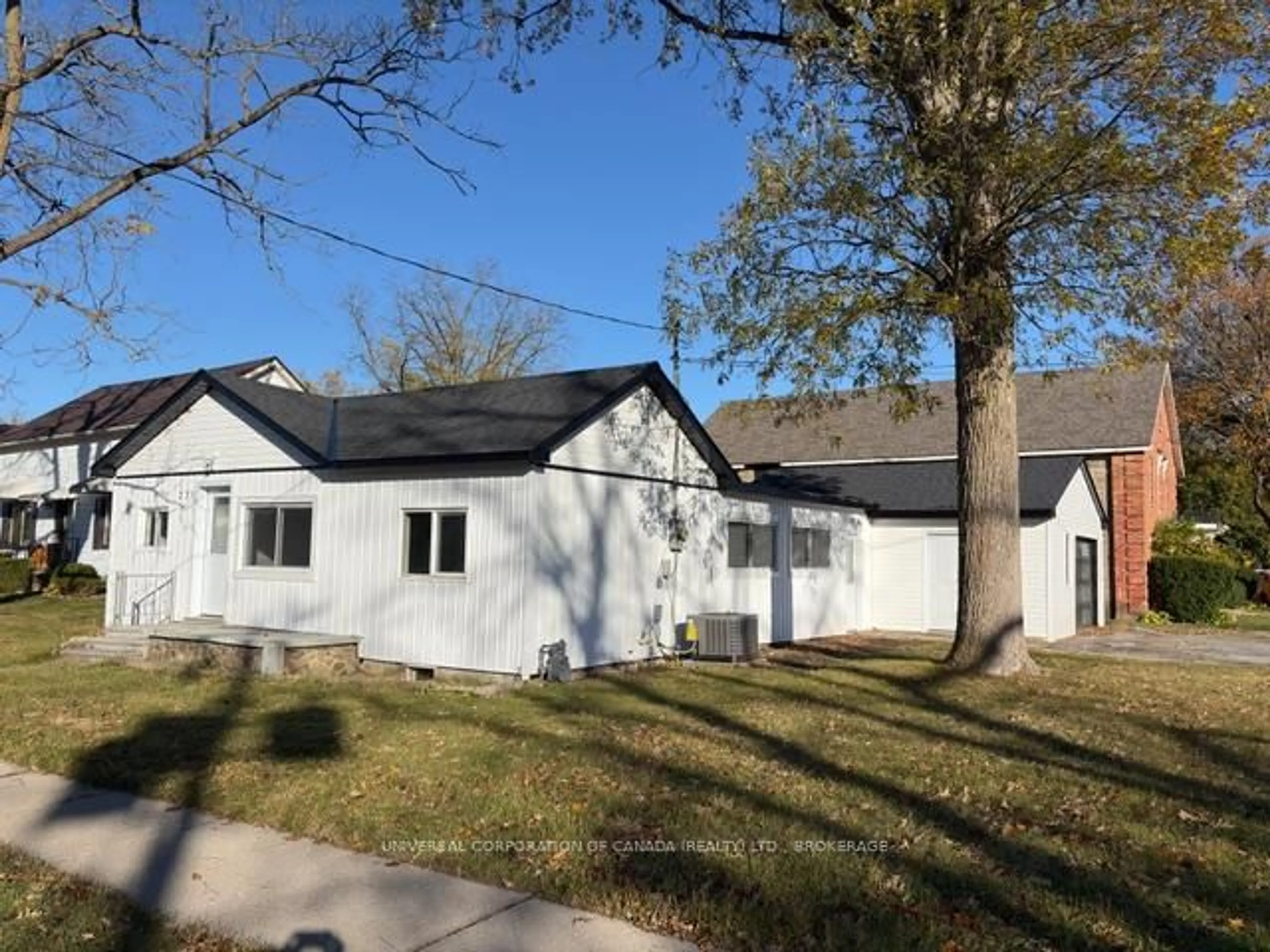 Home with vinyl exterior material, street for 279 Sydenham St, Aylmer Ontario N5H 1M3