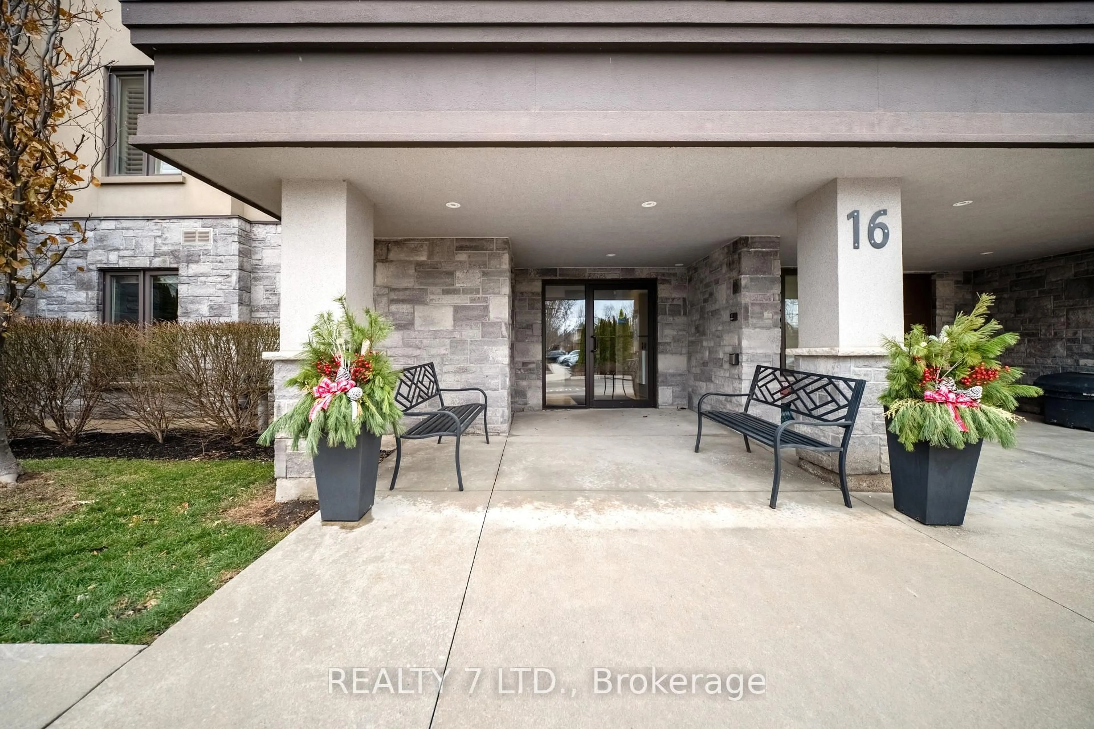 Patio, street for 16 Sullivan Ave #209, Thorold Ontario L2V 2Y2