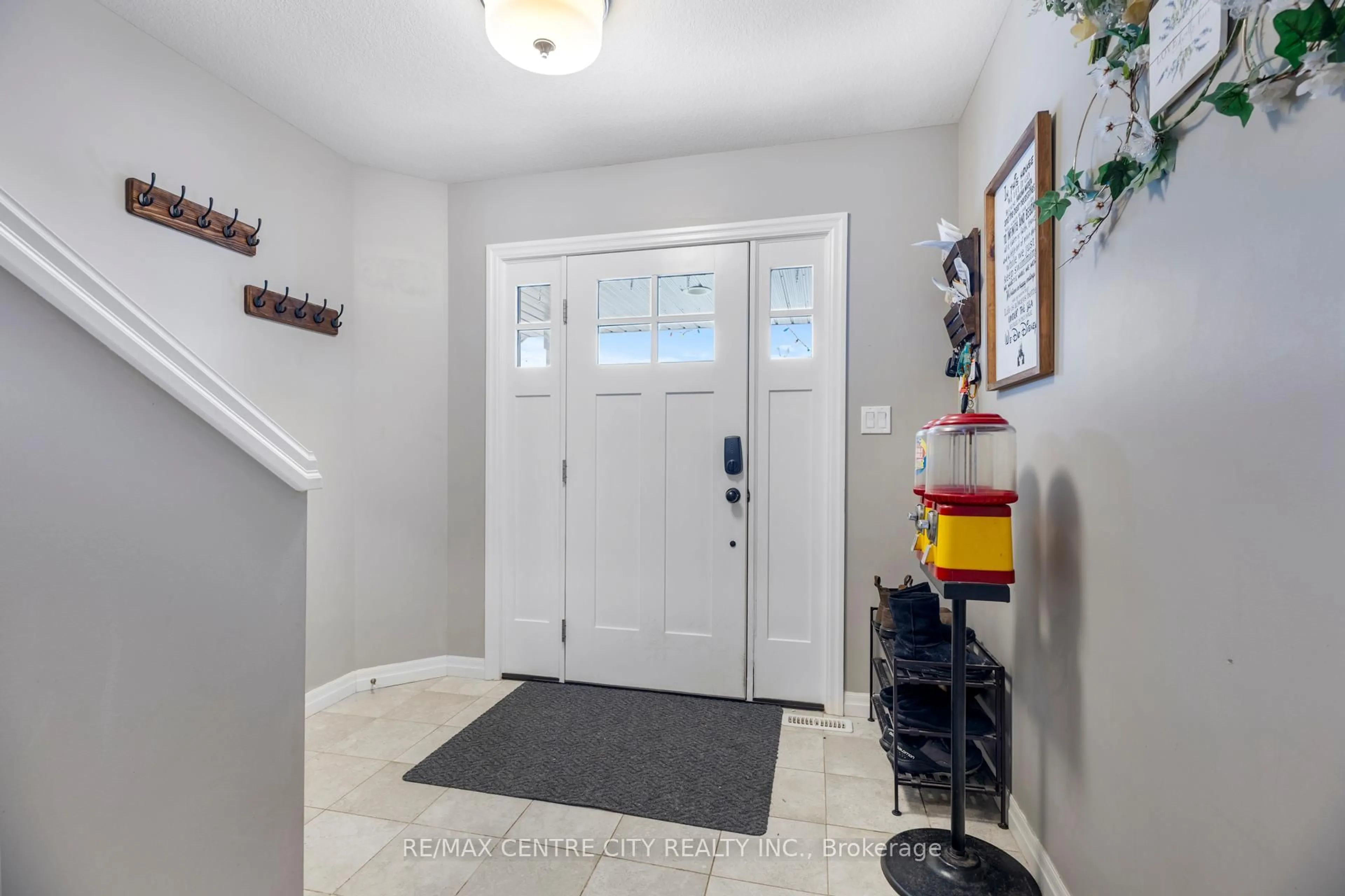 Indoor entryway for 45 Charter Creek Crt, St. Thomas Ontario N5R 0L2
