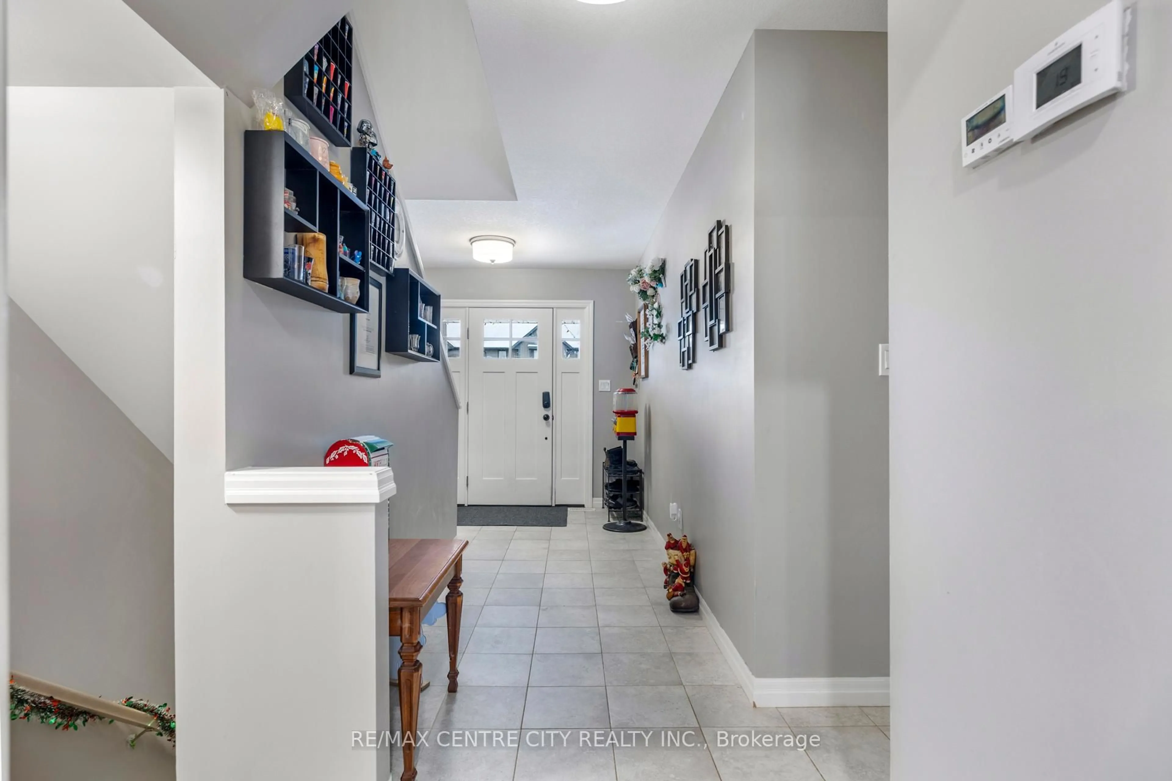 Indoor entryway for 45 Charter Creek Crt, St. Thomas Ontario N5R 0L2