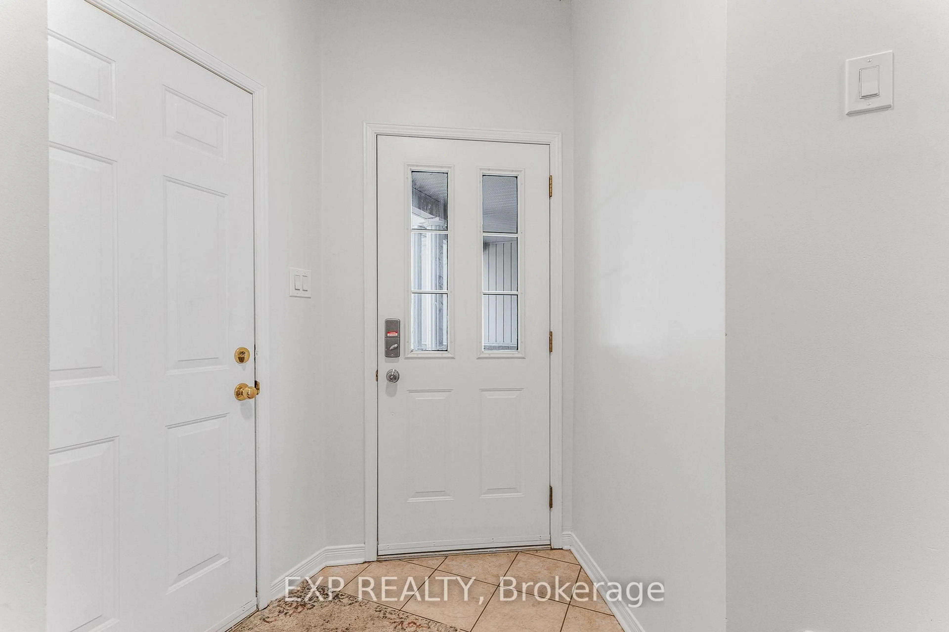 Indoor entryway for 44 TOBERMORY Cres, Ottawa Ontario K2K 3M4