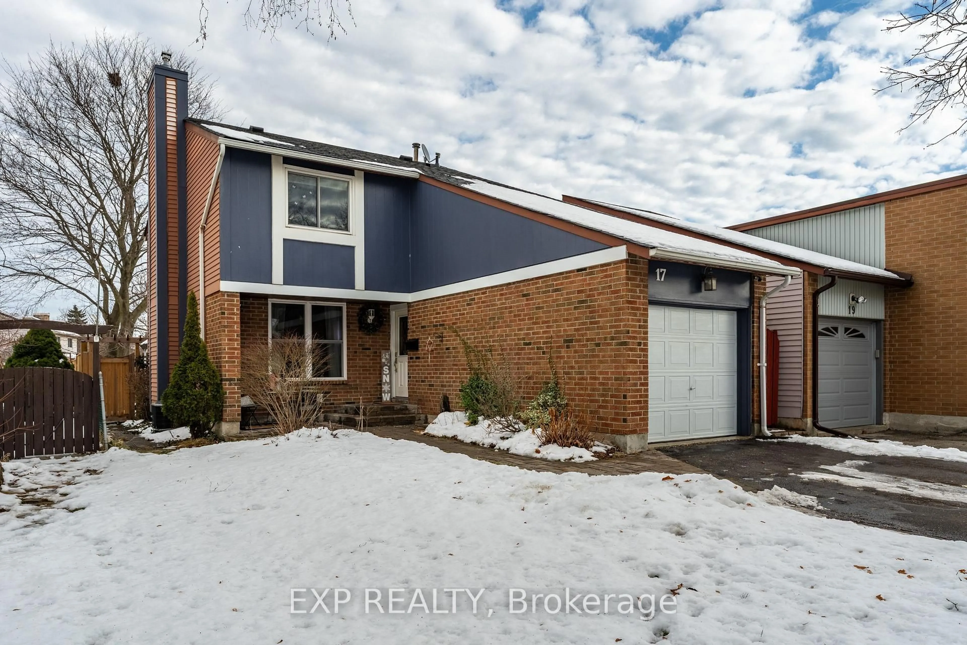 A pic from outside/outdoor area/front of a property/back of a property/a pic from drone, street for 17 Glaceport Ave, Hamilton Ontario L9H 7E2