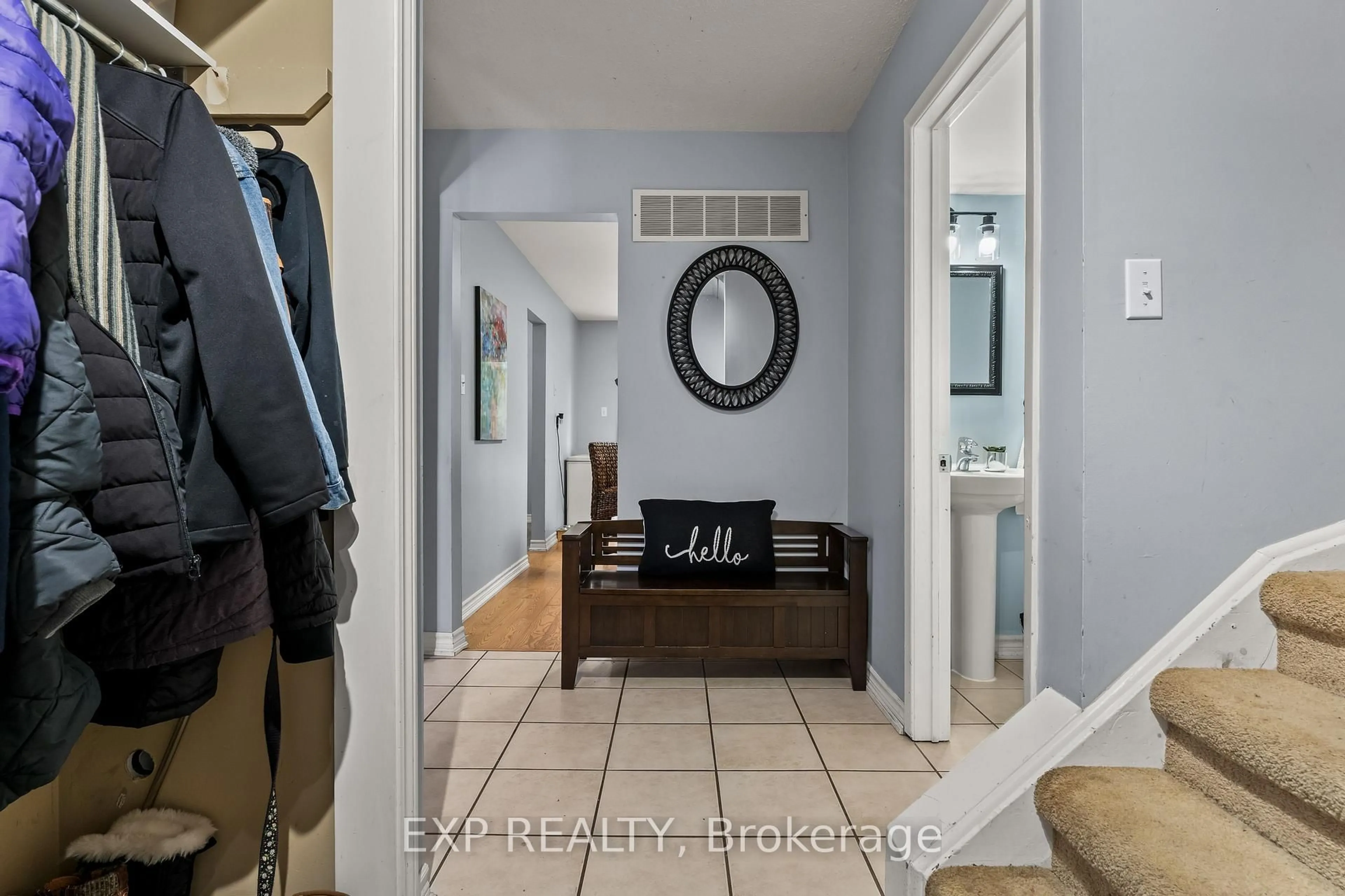 Indoor entryway for 17 Glaceport Ave, Hamilton Ontario L9H 7E2