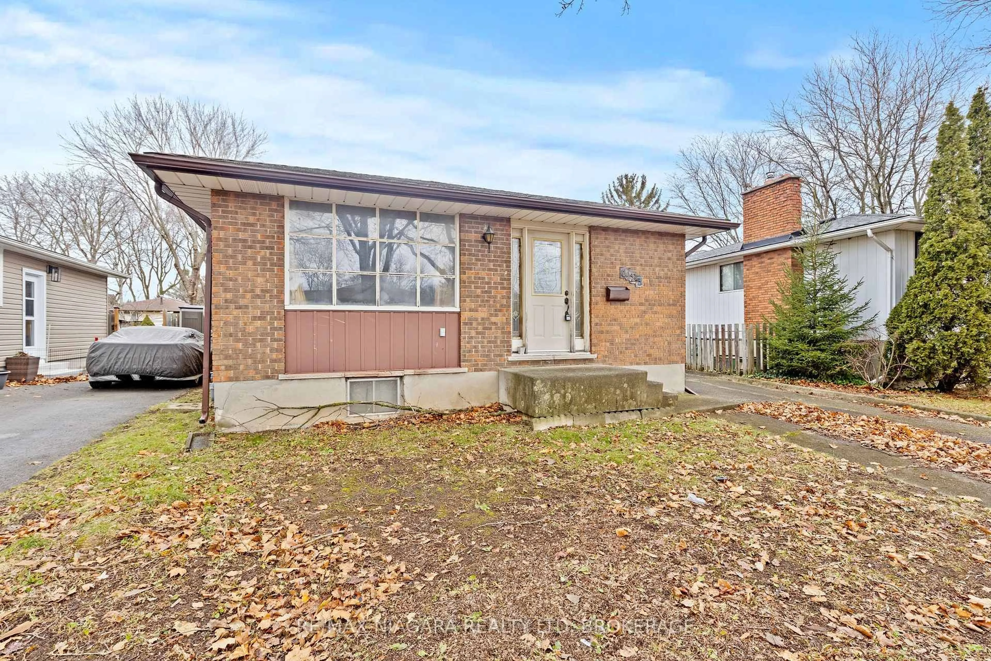 Home with brick exterior material, street for 6183 Johnson Dr, Niagara Falls Ontario L2J 3J6