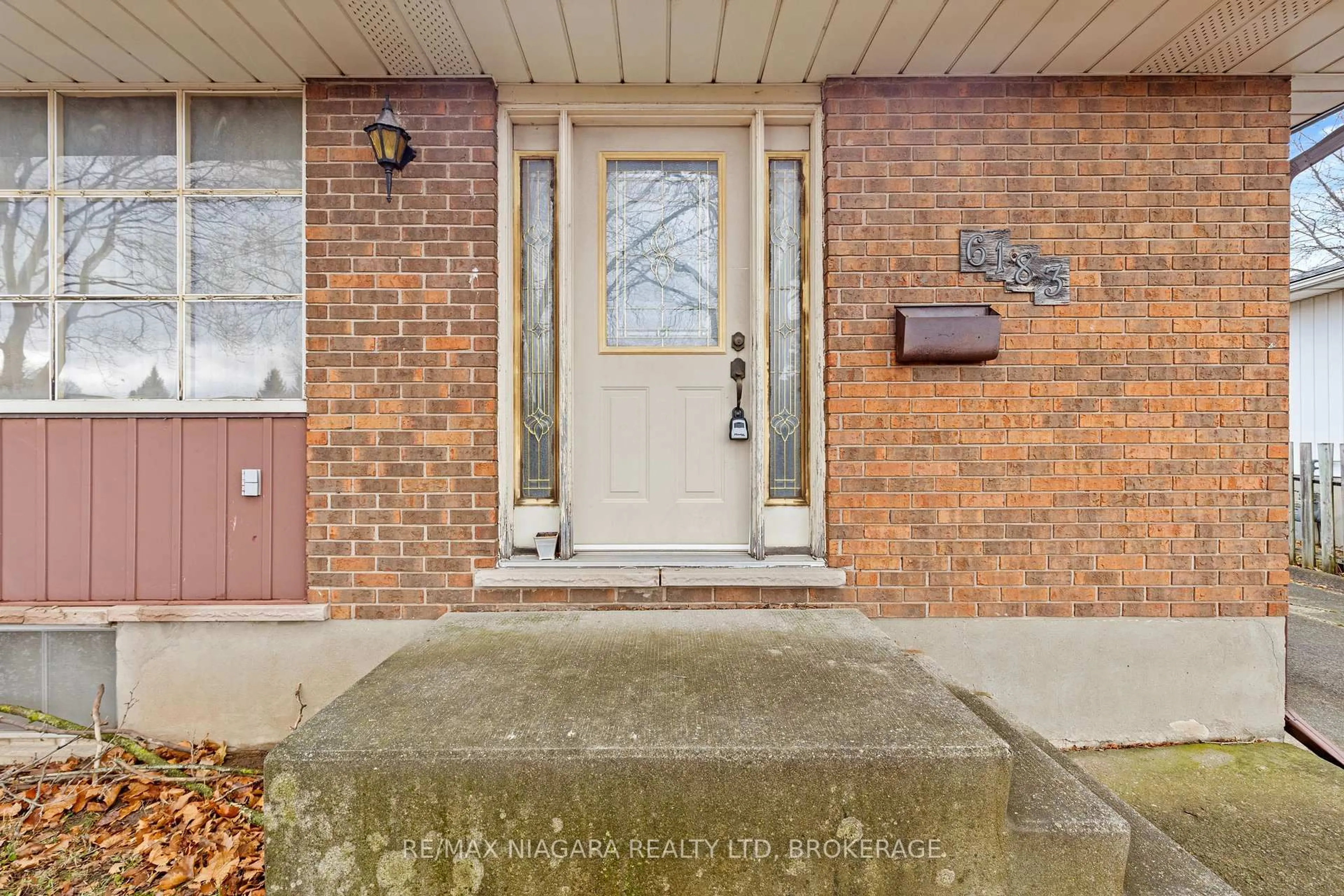 Indoor entryway for 6183 Johnson Dr, Niagara Falls Ontario L2J 3J6