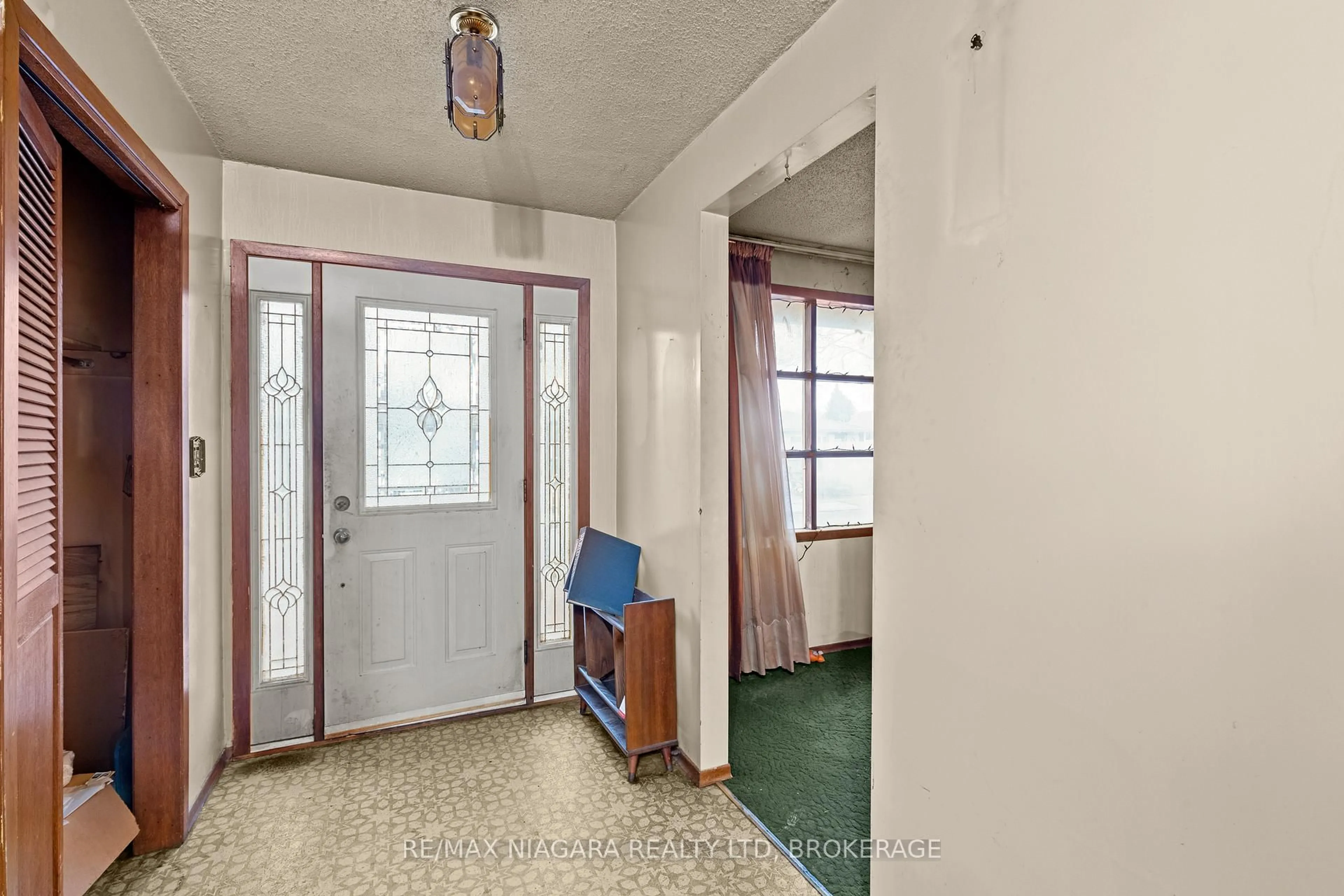 Indoor entryway for 6183 Johnson Dr, Niagara Falls Ontario L2J 3J6