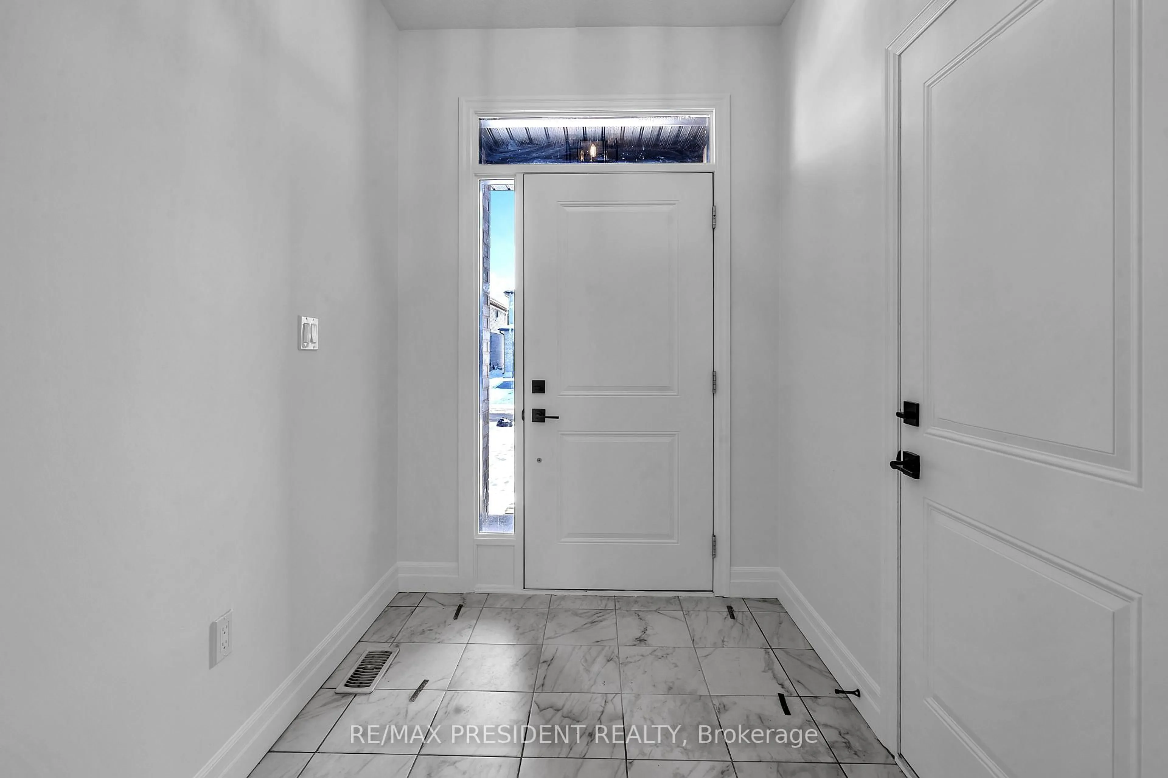 Indoor entryway for 133 Marconi Crt, London East Ontario N5V 0C9