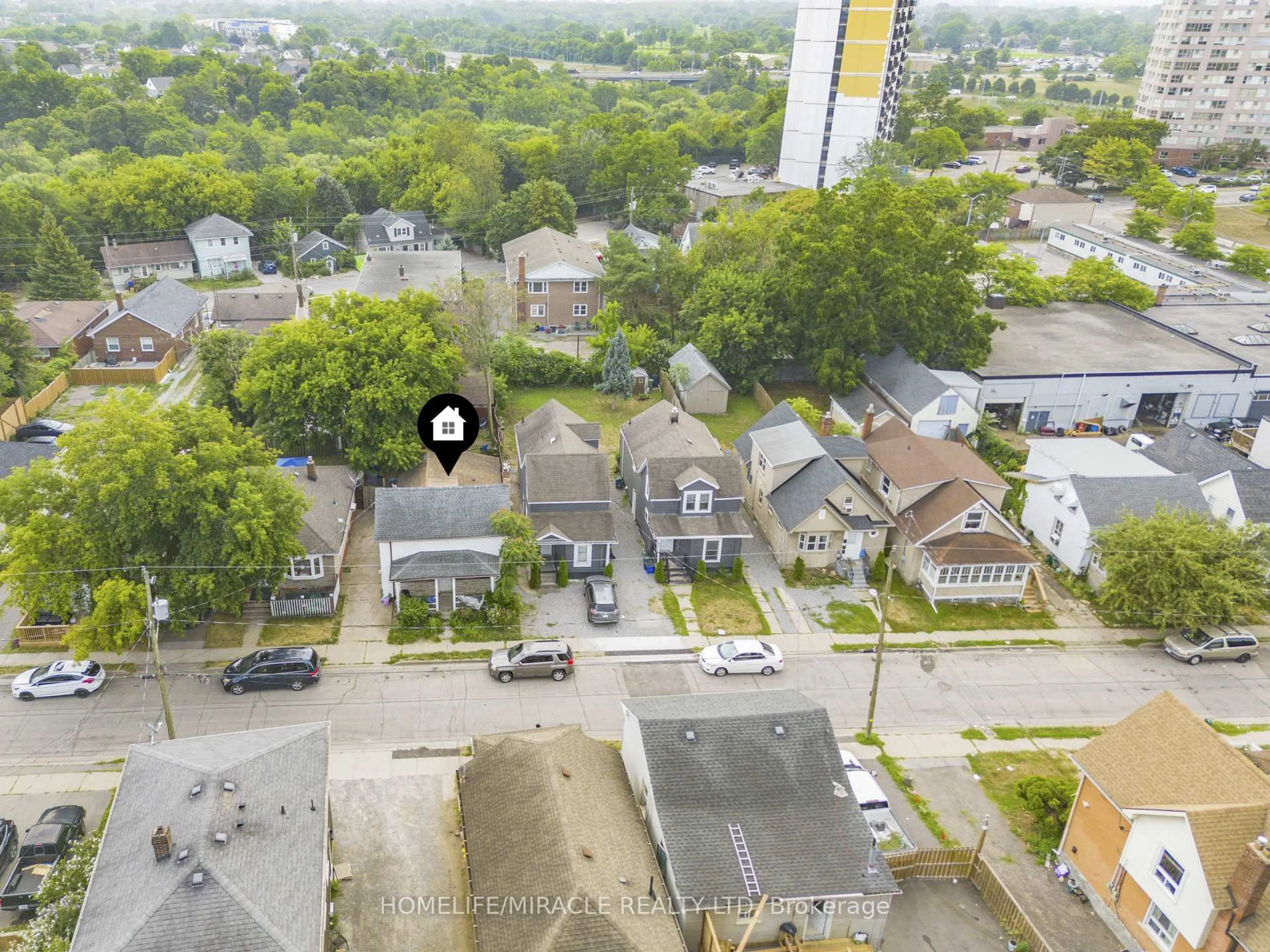 A pic from outside/outdoor area/front of a property/back of a property/a pic from drone, city buildings view from balcony for 32 Division St, St. Catharines Ontario L2R 3G2