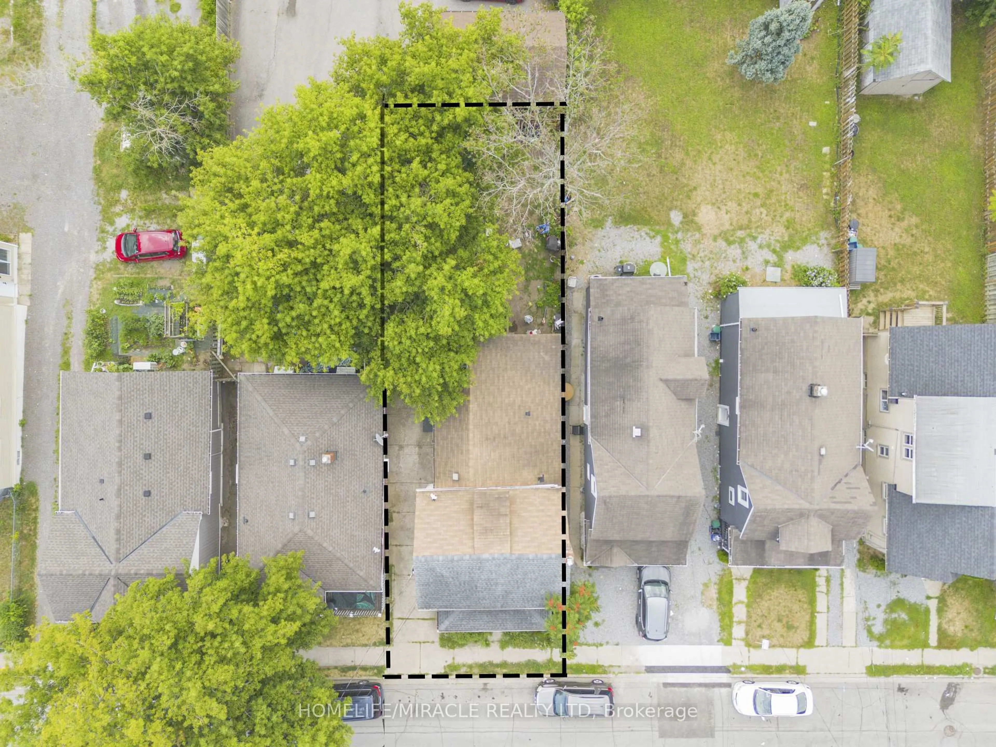 A pic from outside/outdoor area/front of a property/back of a property/a pic from drone, street for 32 Division St, St. Catharines Ontario L2R 3G2