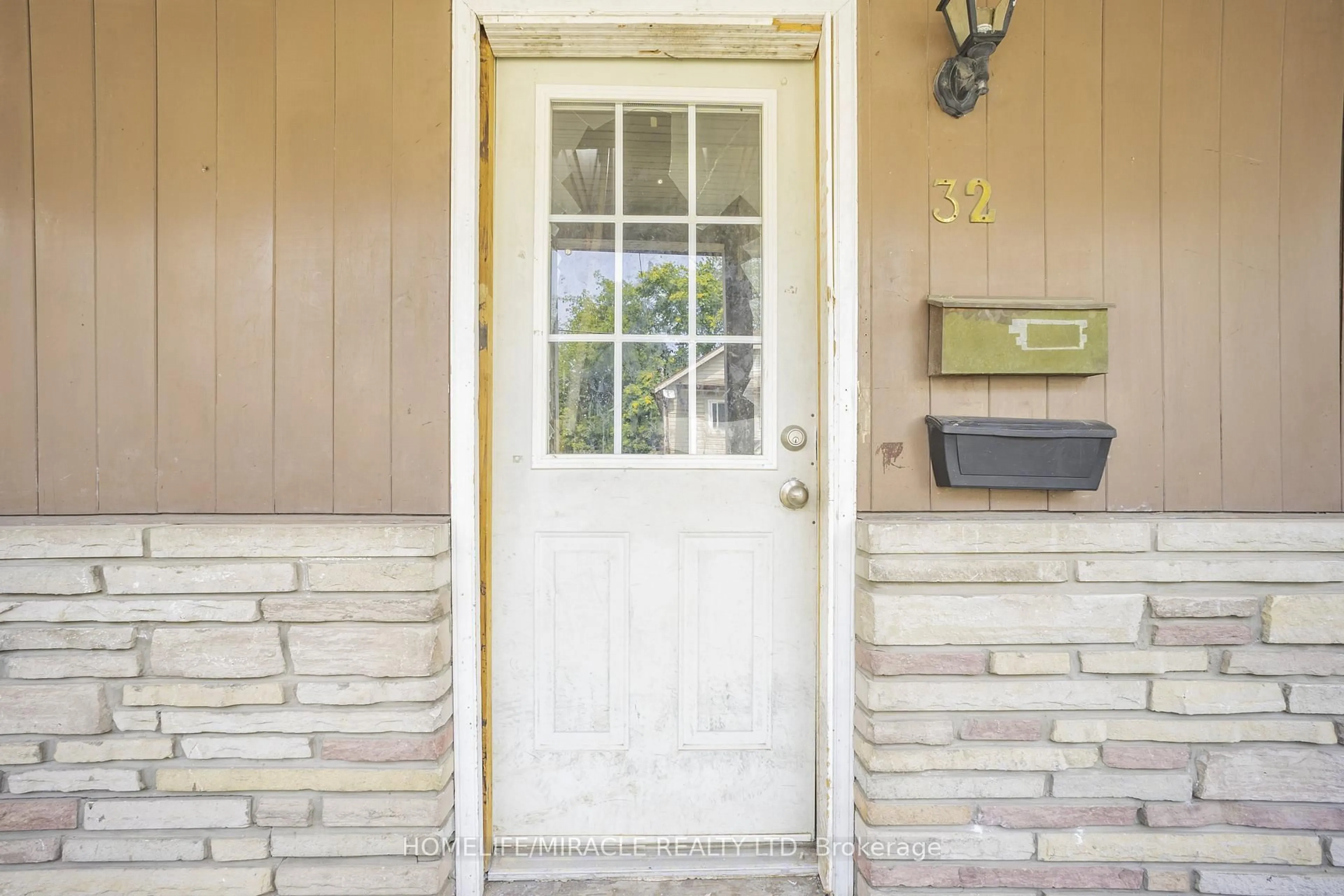 Indoor entryway for 32 Division St, St. Catharines Ontario L2R 3G2