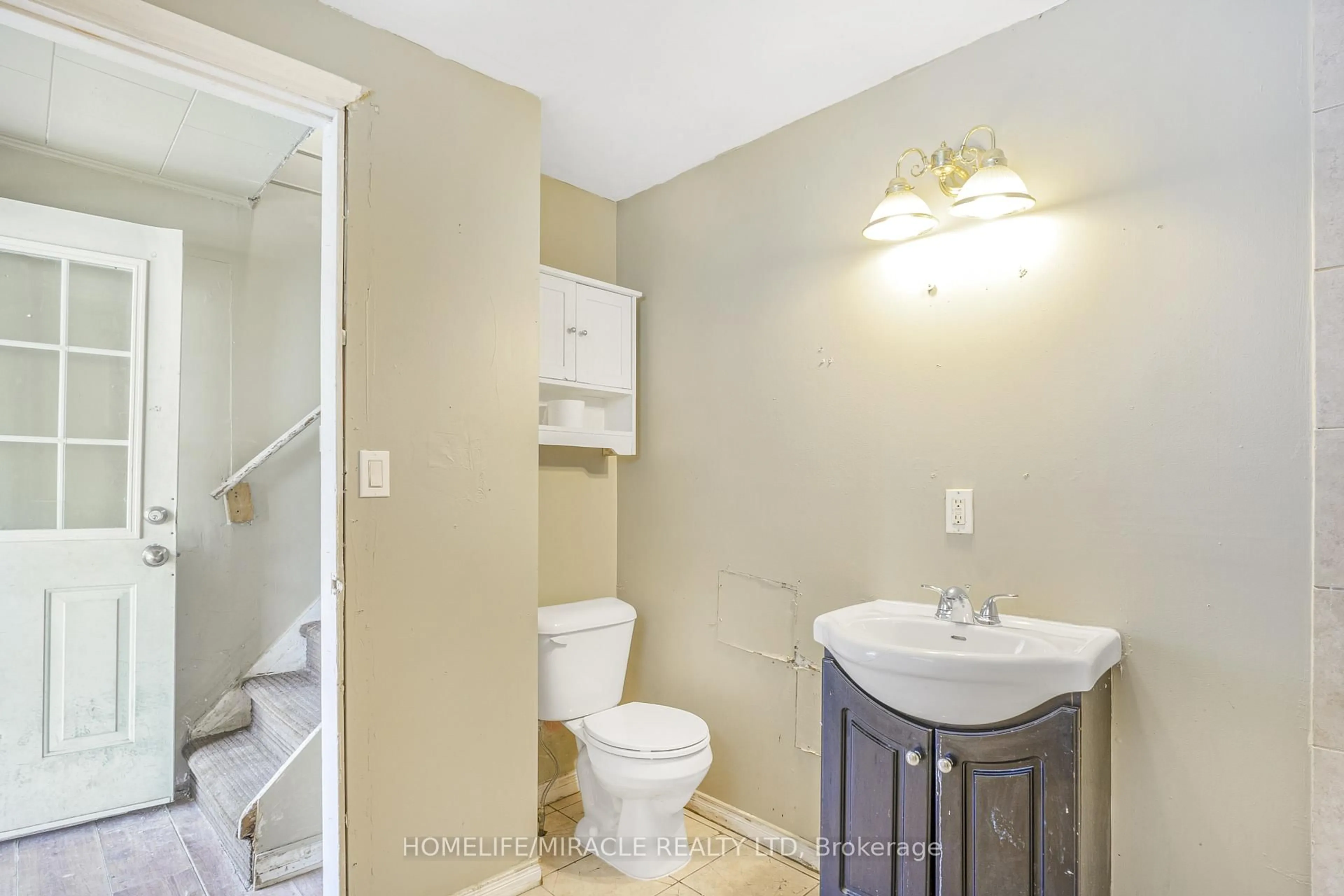 Standard bathroom, ceramic/tile floor for 32 Division St, St. Catharines Ontario L2R 3G2
