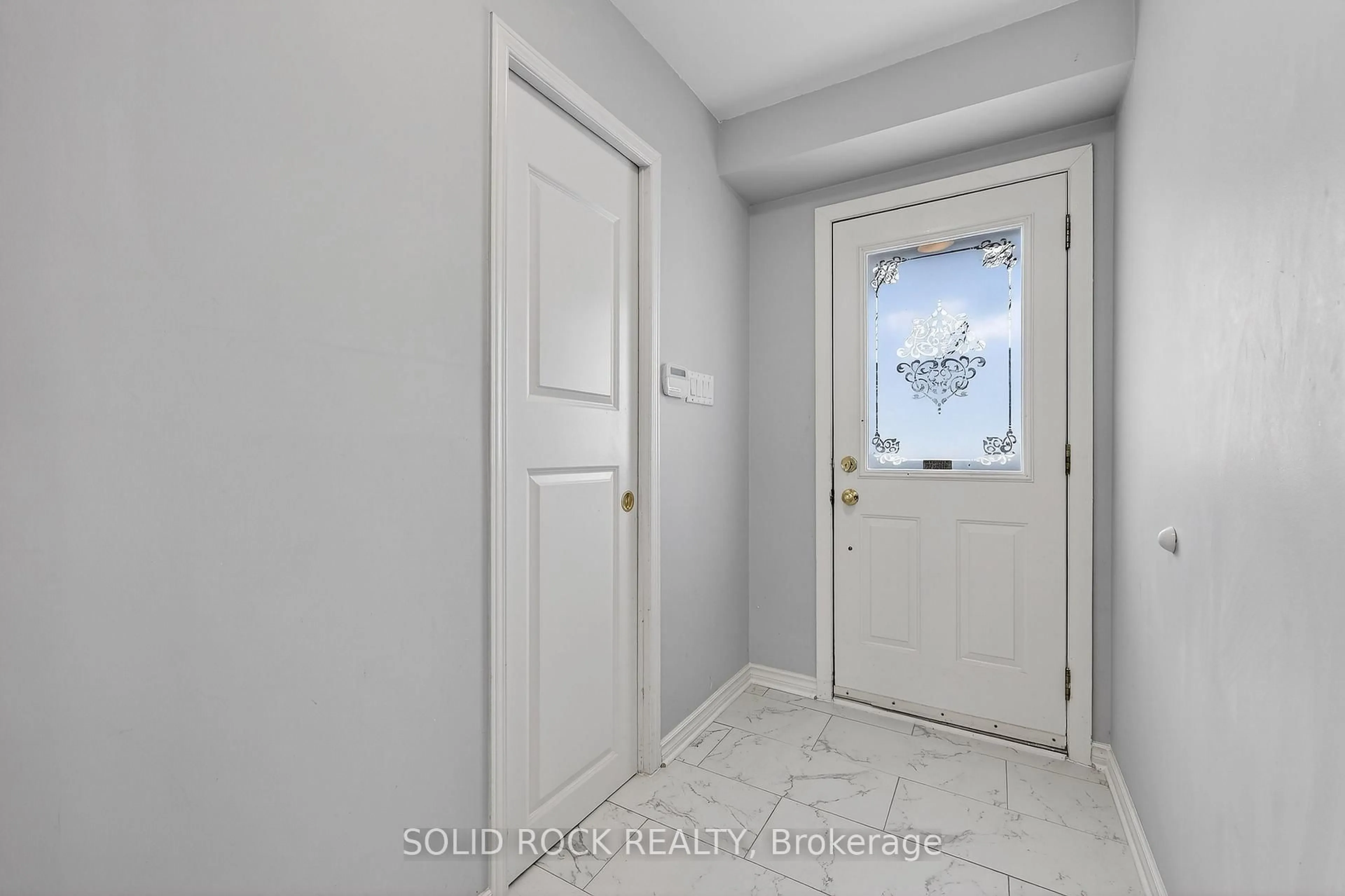 Indoor entryway for 76 SEYTON Dr #B, Ottawa Ontario K2H 8W4