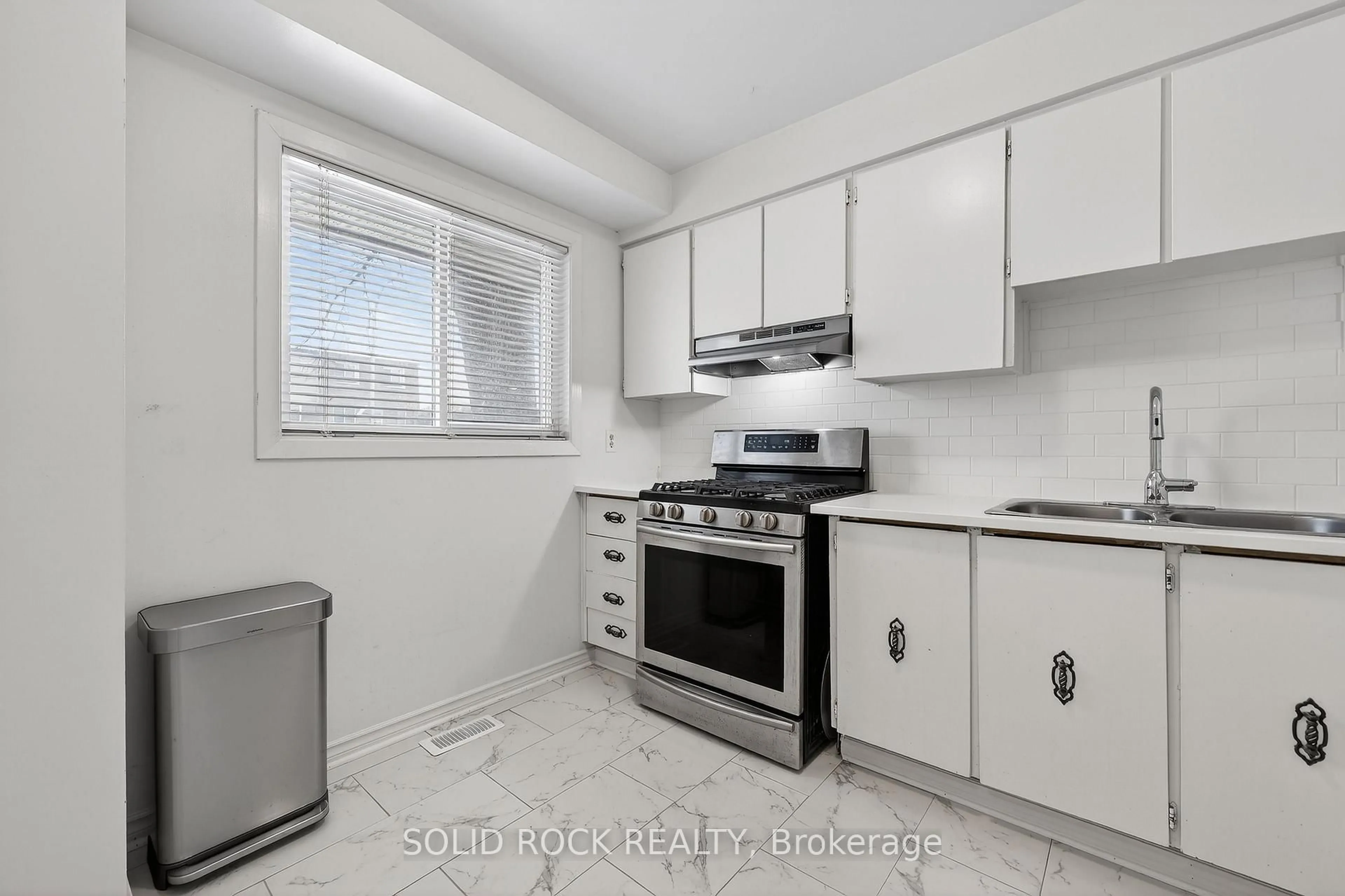 Standard kitchen, unknown for 76 SEYTON Dr #B, Ottawa Ontario K2H 8W4