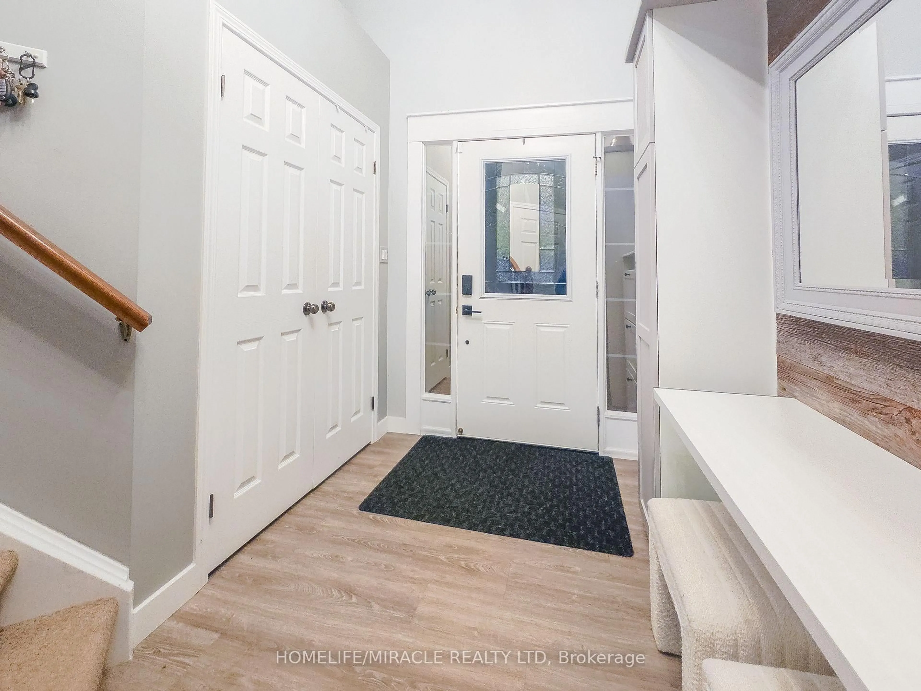 Indoor entryway for 228 Sunny Meadow Crt, Kitchener Ontario N2N 3R3