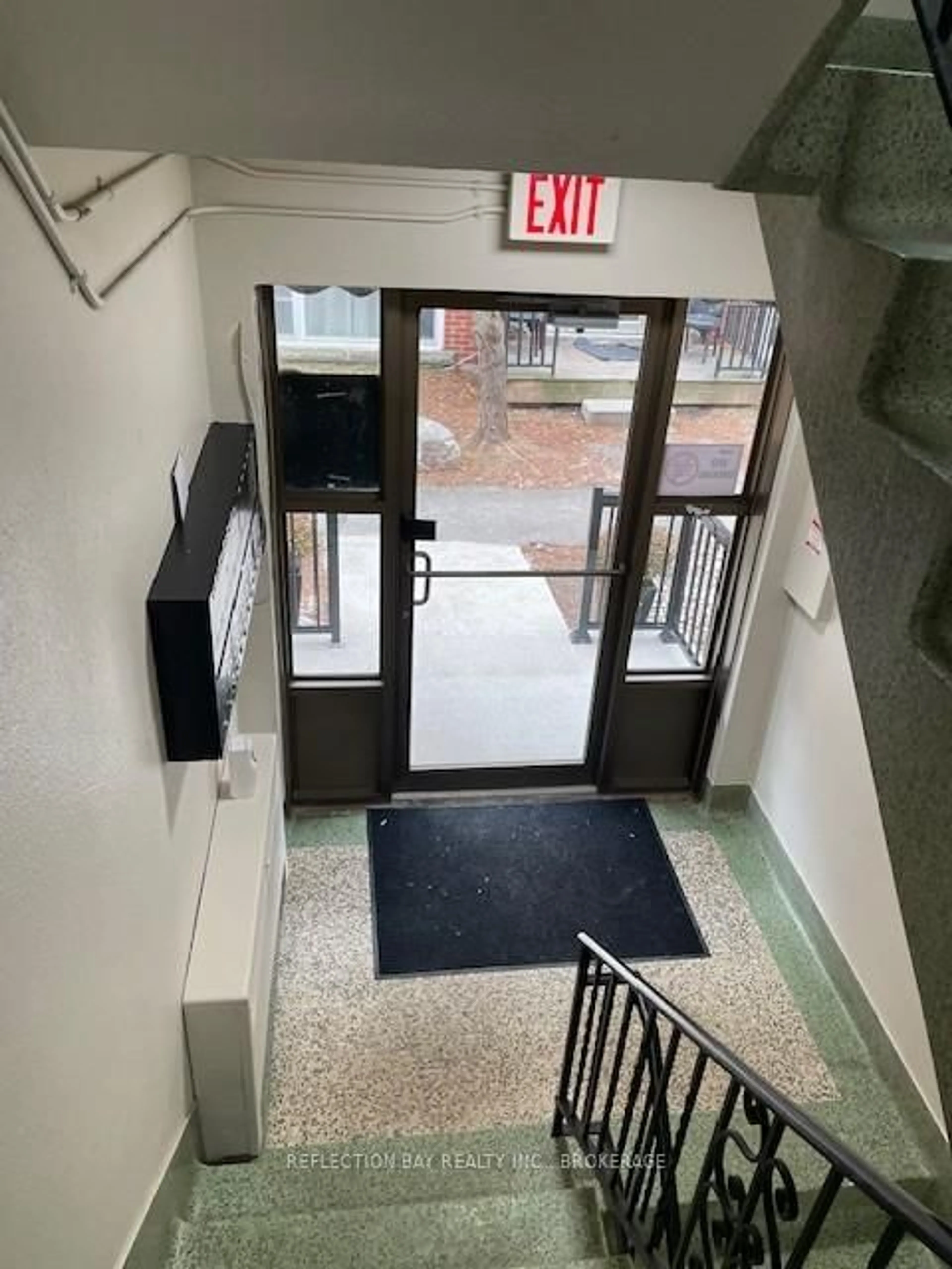 Indoor foyer for 5 Applewood Ave #3, Hamilton Ontario L8G 3S4