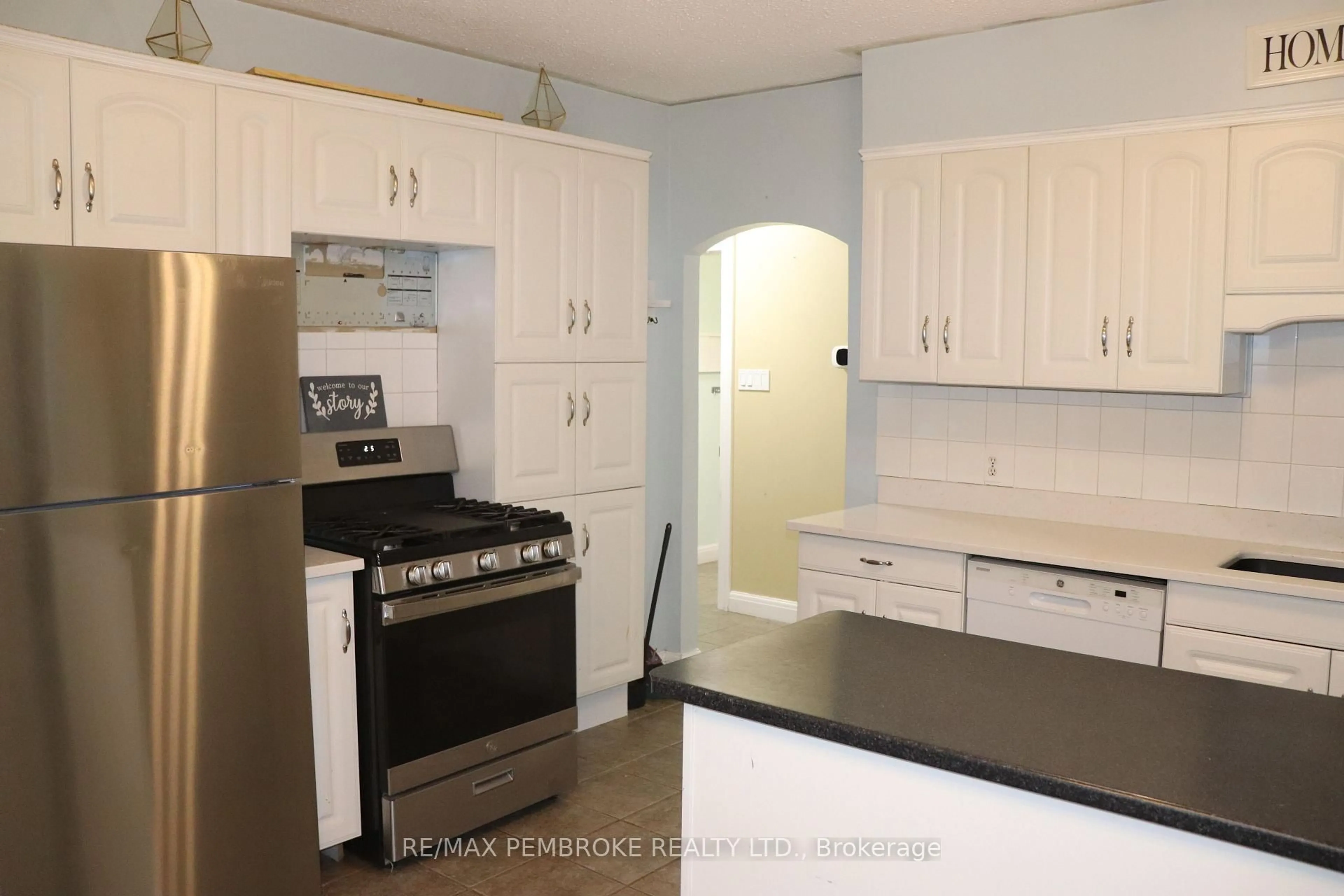 Standard kitchen, unknown for 240 Dunlop St, Pembroke Ontario K8A 2P9