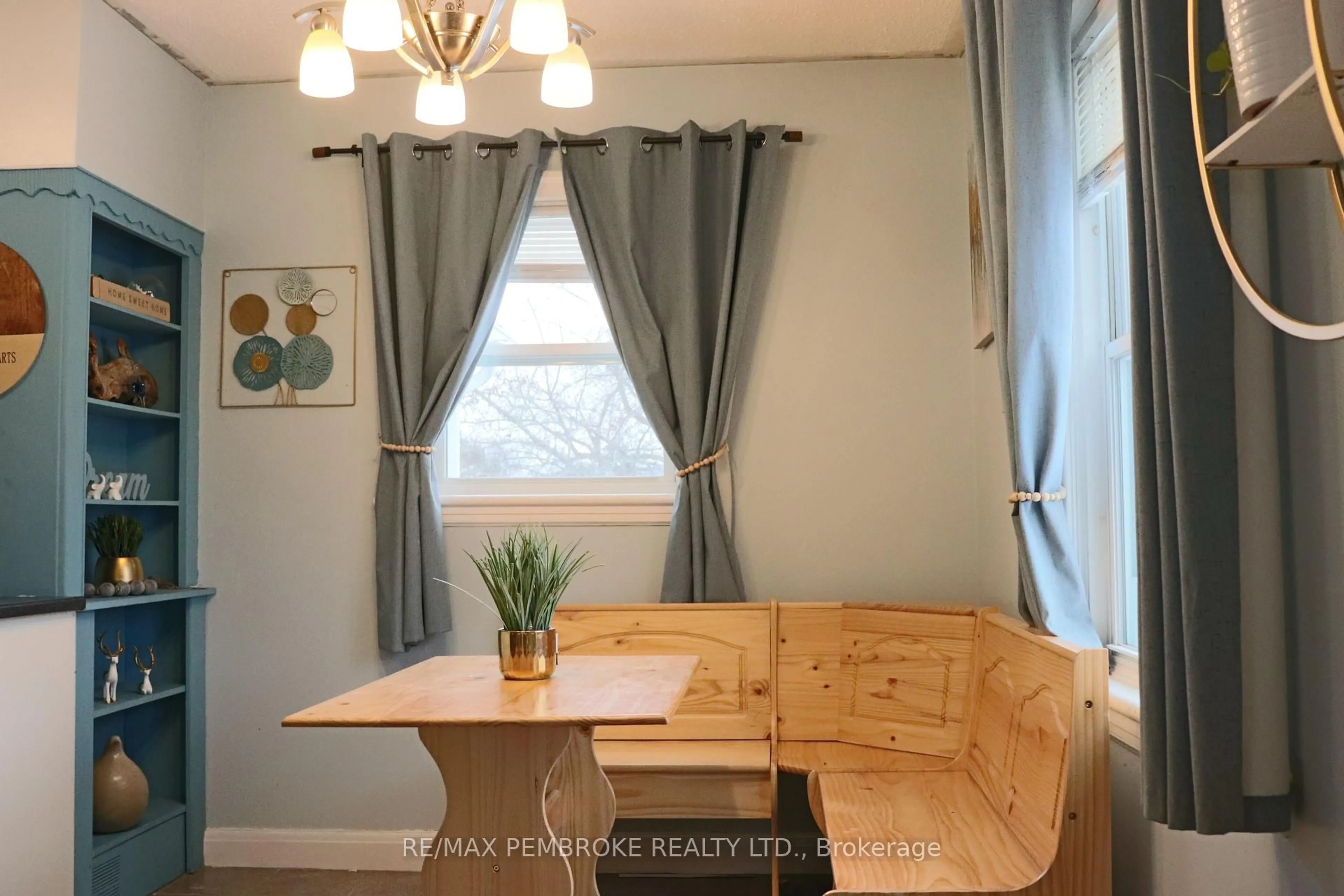 Dining room, wood/laminate floor for 240 Dunlop St, Pembroke Ontario K8A 2P9